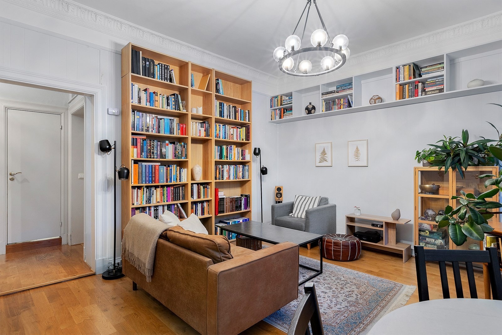 Stue med god plass til sofagruppe og stor bokhylle. Galleribilde