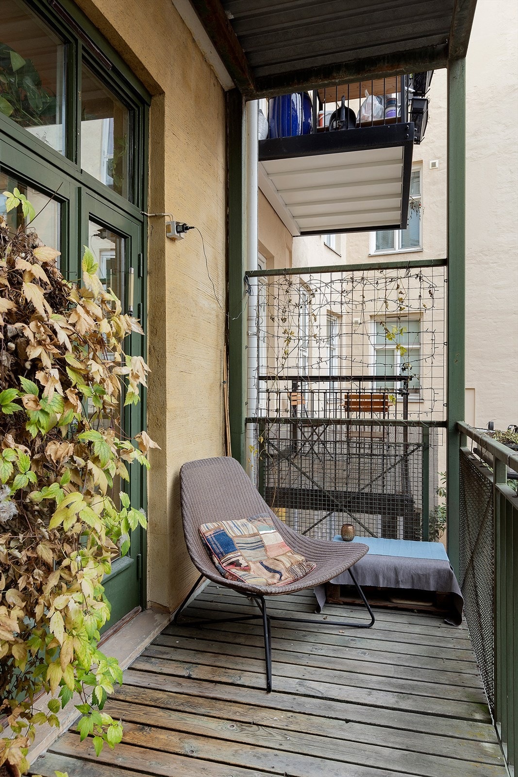 Balkong med plass til sittegruppe og blomster. Galleribilde