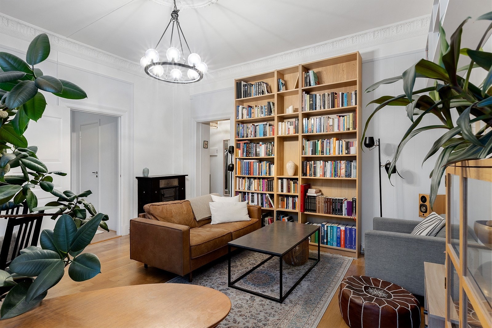 Lun og romslig stue med flere møbleringsmuligheter. Galleribilde