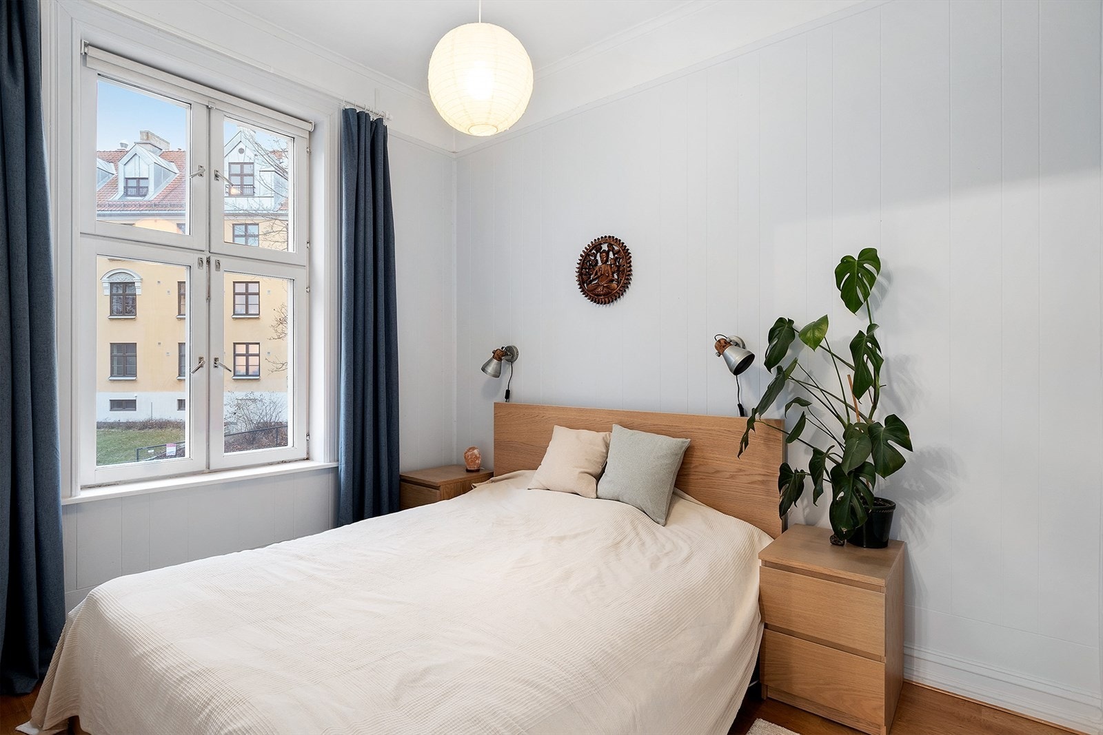 Soverom har god plass til både dobbeltseng og tilhørende nattbord på begge sider. Galleribilde