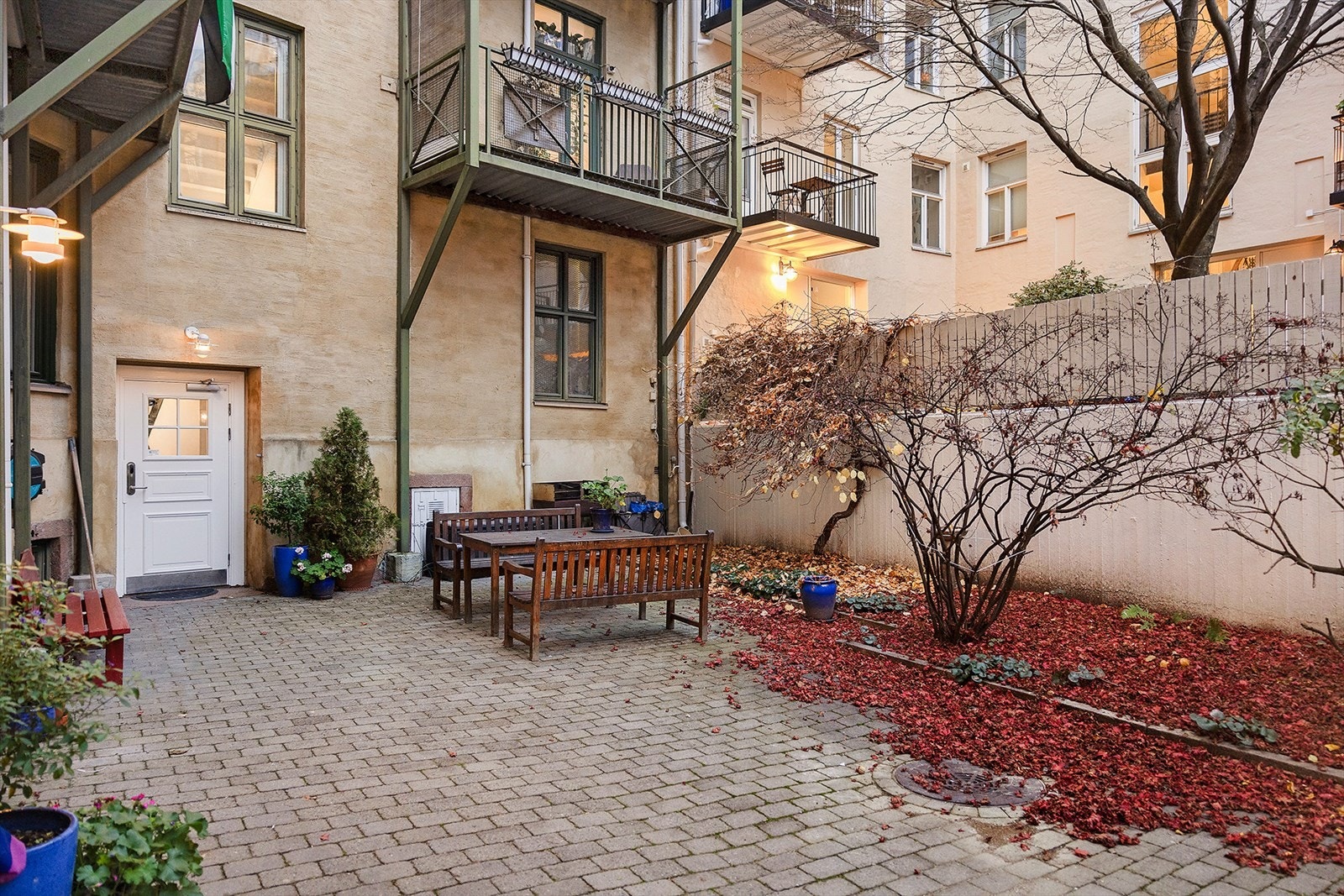 Skjermet og hyggelig bakgård med sitteplasser og grønt preg. Galleribilde