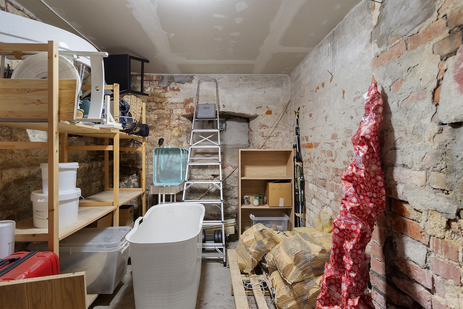 Romslig og praktisk kjellerbod på ca. 8 kvm med god plass til lagring. Galleribilde