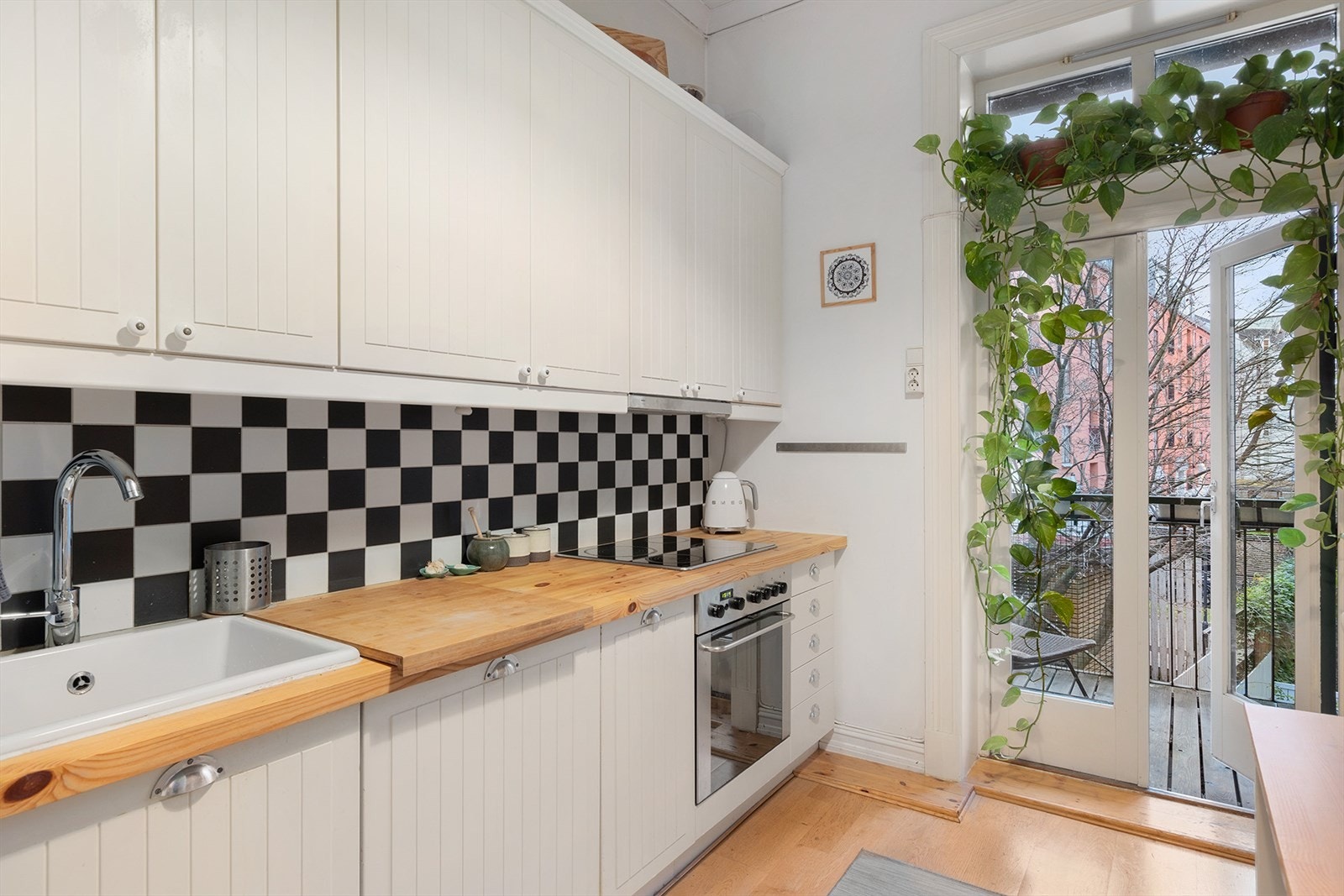 Kjøkken med utgang til balkong - ekstra hyggelig til morgenkaffen. Galleribilde