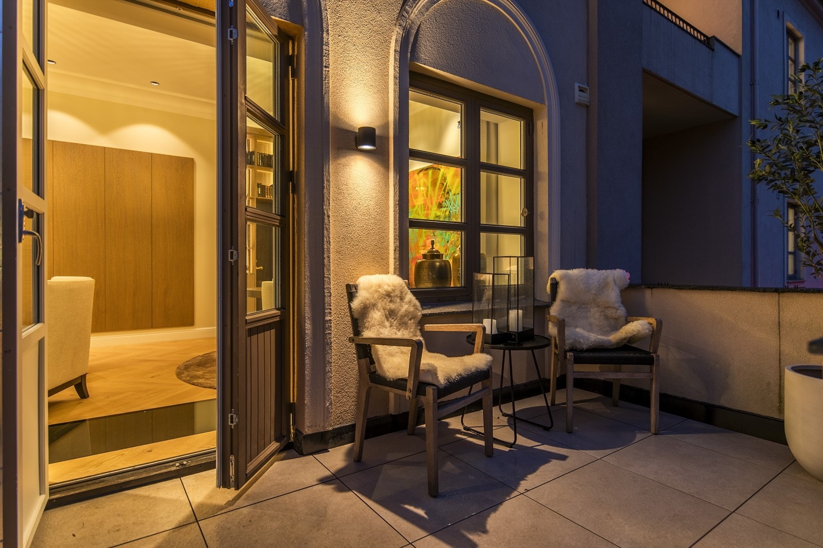 Subtil belysning er montert, og terrassen har utestikk og trapp ned til fellesarealet. Galleribilde