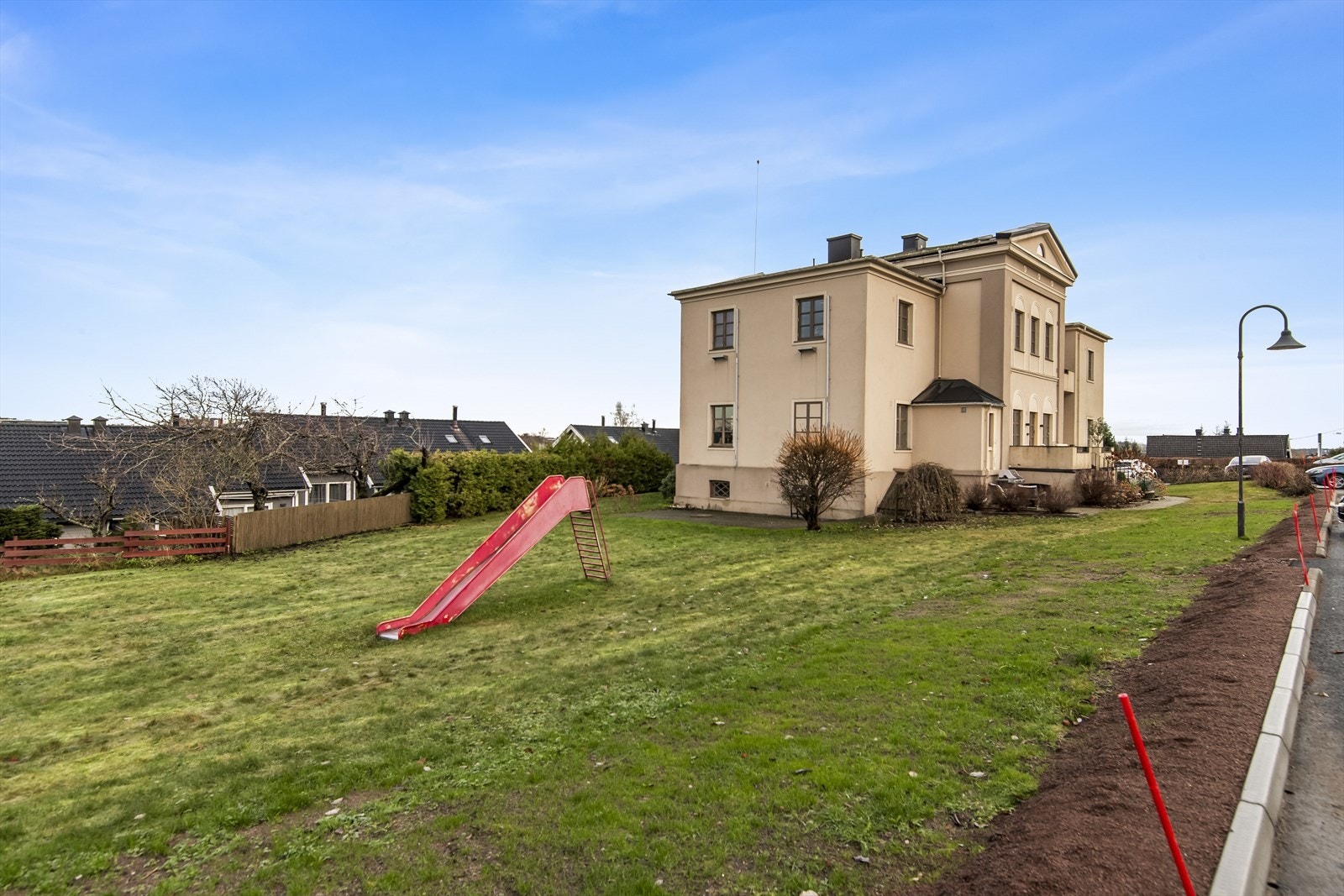 Eiendommen har en pent opparbeidet tomt som gir et herskapelig førsteinntrykk. Galleribilde