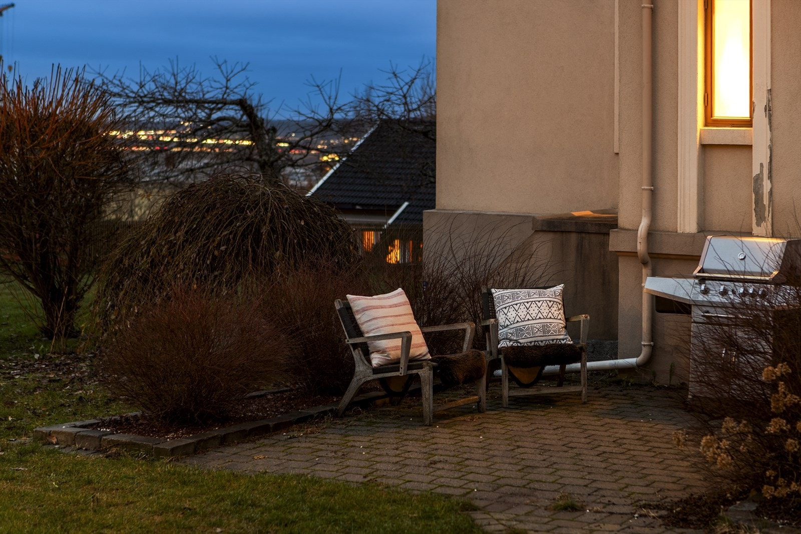 Bygget er omkranset av asfaltert gårdsplass, plenarealer, uteplasser og diverse beplantning. Galleribilde