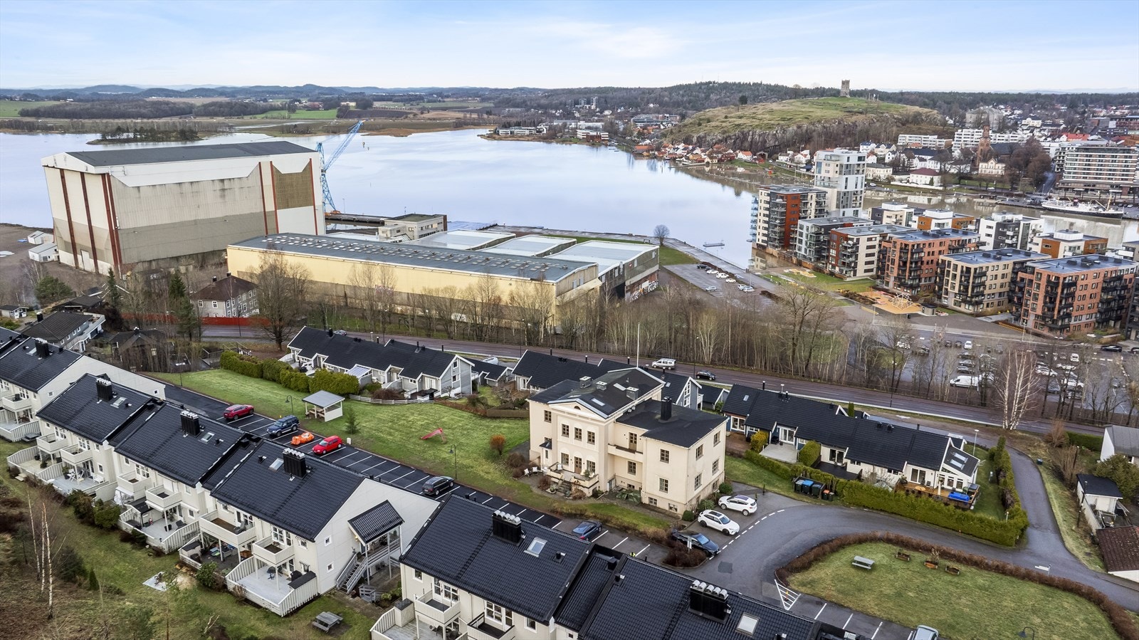 Boligen ligger sentrumsnært med allikevel tilbaketrukket til i et trafikkstille, meget barnevennlig og trygt boligområde i enden av en blindvei. Galleribilde