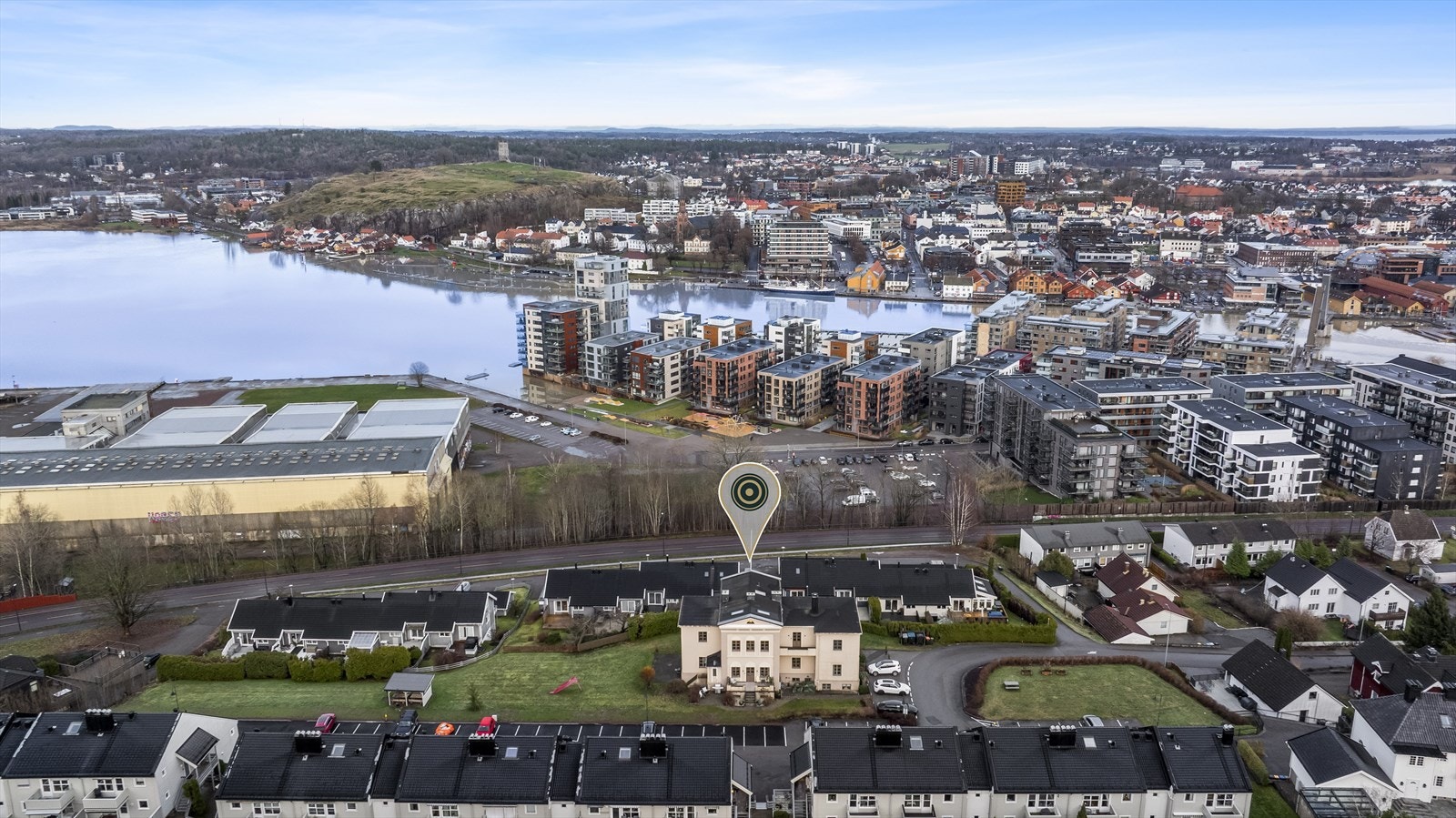 Det er kort gange til Kaldnes brygge og byfjorden med ny bystrand og båthavn. Galleribilde