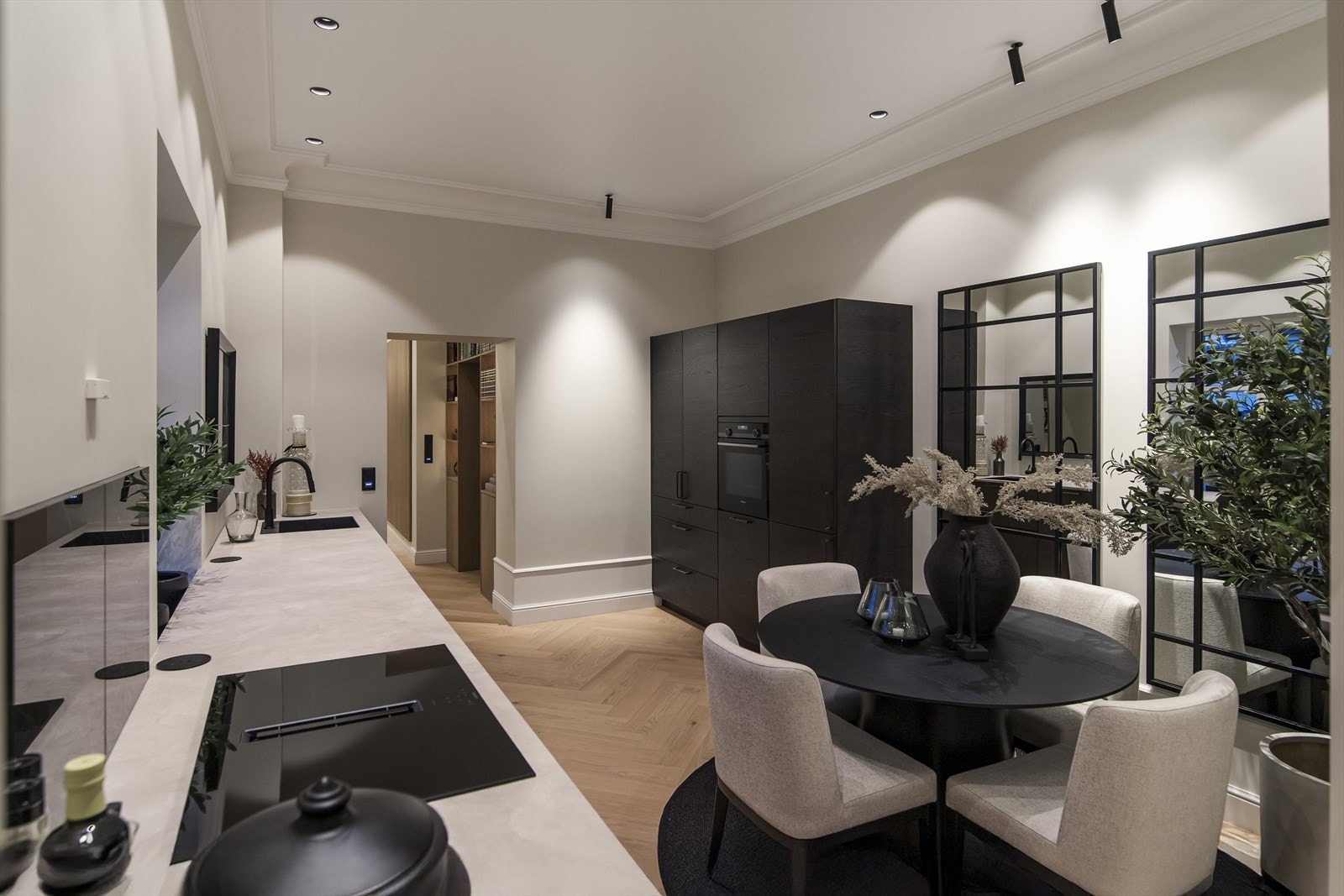 Gulvet har en lekker fiskebensparkett, som står godt til veggflater malt i en dus og delikat grånyanse. Galleribilde