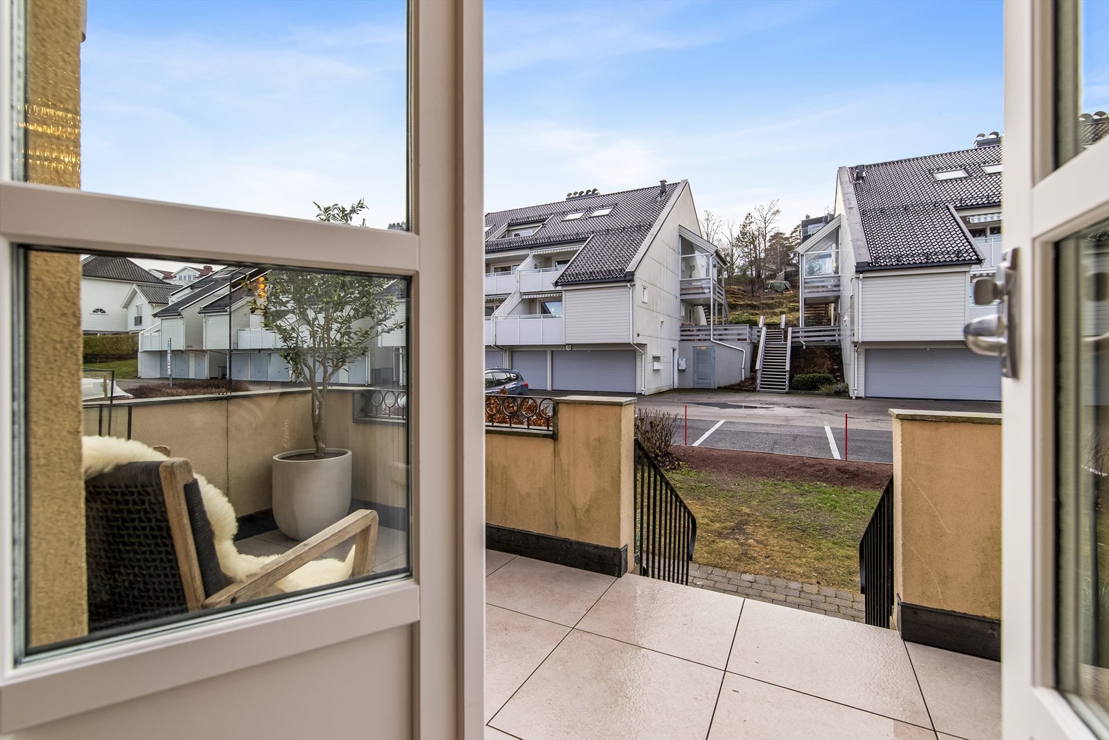 Hovedstuen i leiligheten forlenges av en herlig terrasse på ca. 10 kvm. Galleribilde