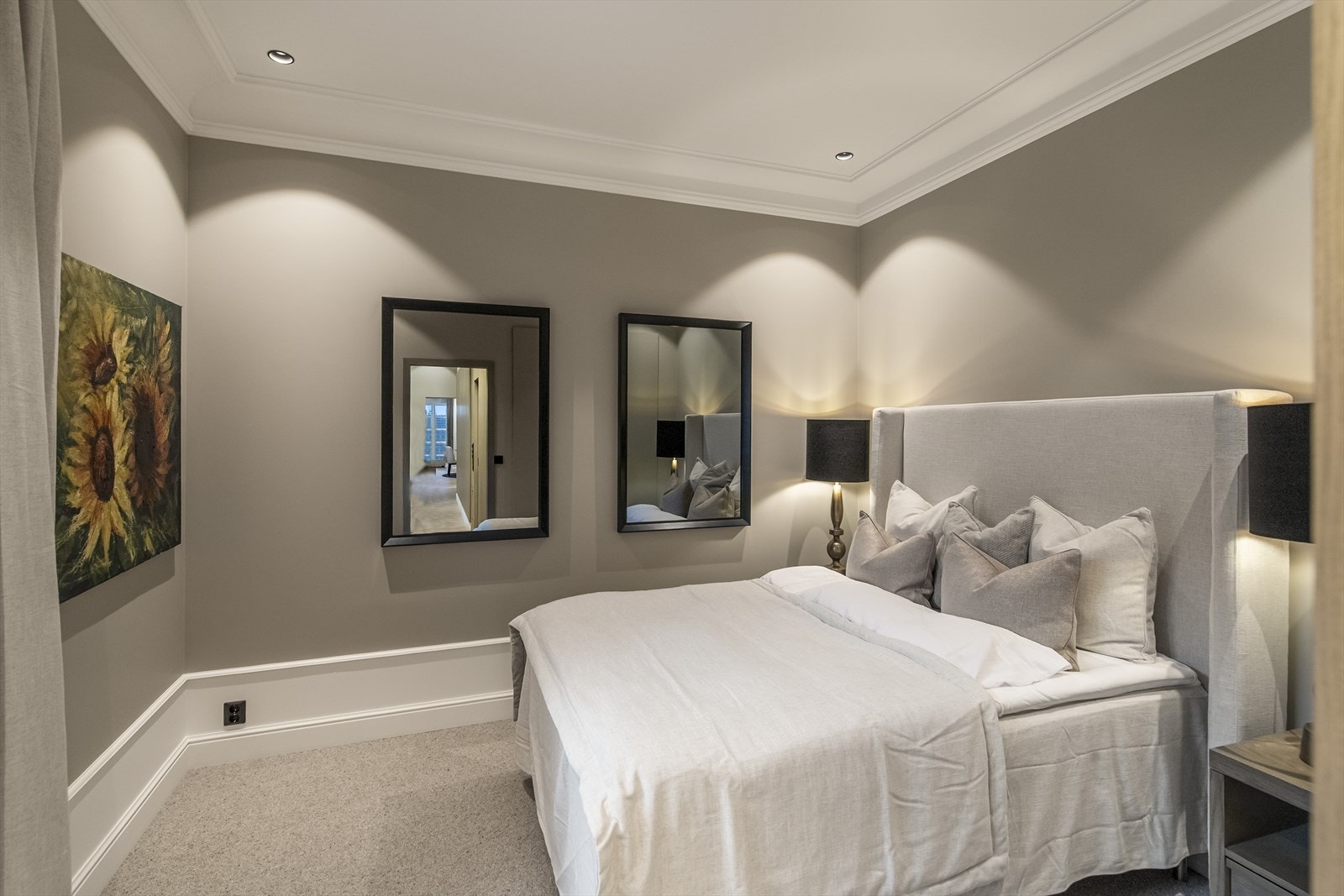 Hovedsoverommet innredes enkelt med dobbeltseng og tilhørende nattbord. Galleribilde