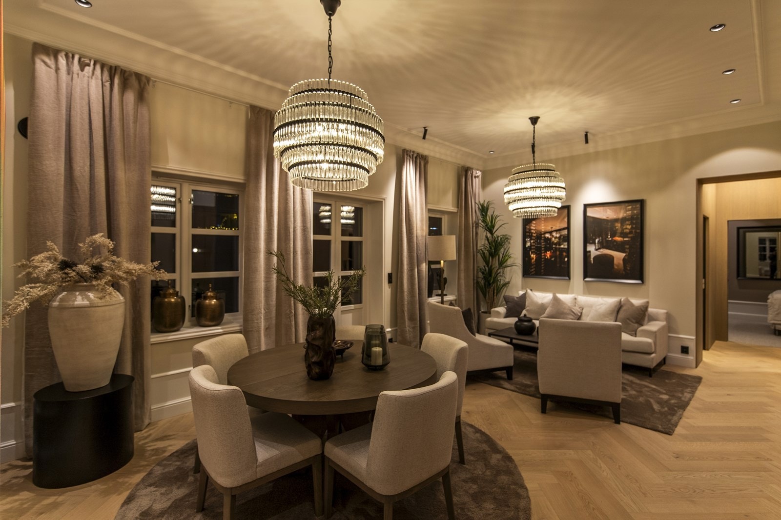 Leiligheten ligger i et historisk bygg fra 1860, diskret plassert over byen, med utsikt, eleganse, imponerende takhøyde og håndverk i særklasse. Galleribilde