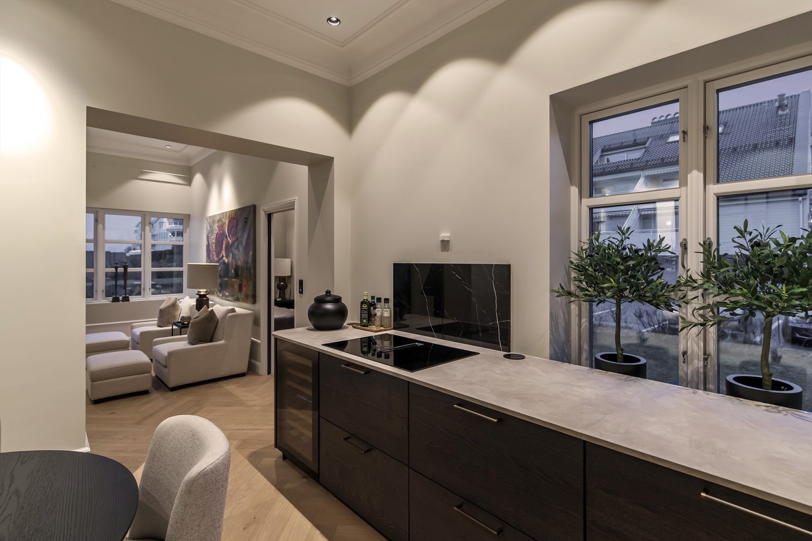 Selve innredningen er fra 2025, med glatte, mørke fronter, pop-up stikk, hendige høyskap, stor oppvaskkum og bred benkeplate i fin struktur. Galleribilde