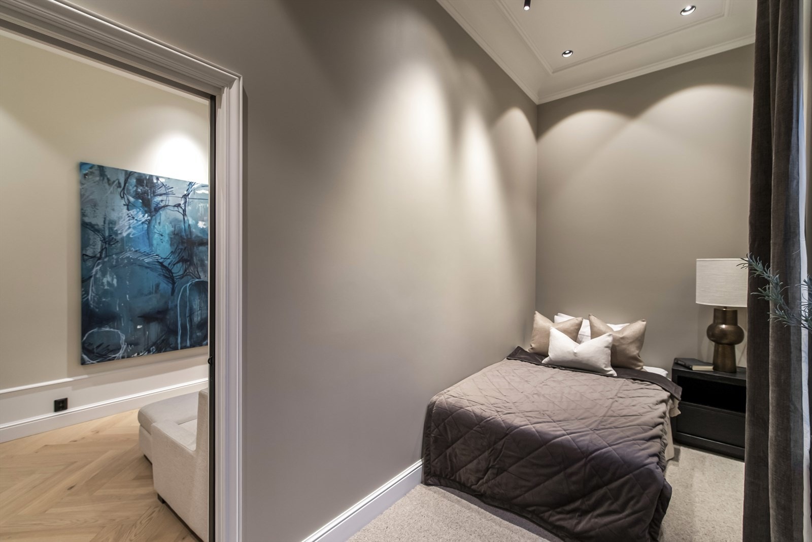 I leiligheten er det to stilfulle soverom på hver sin side, der lune teppegulv bidrar til å skape et avslappende tilholdssted i hverdagen. Galleribilde