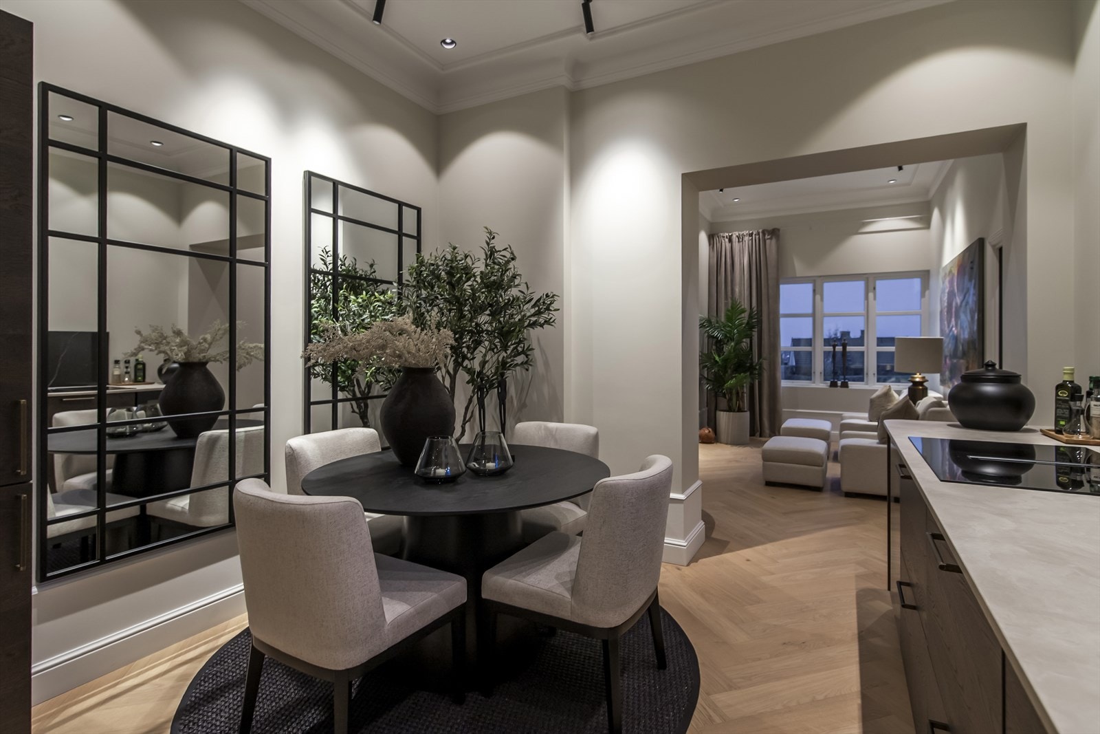 For et luftigere uttrykk er overskap droppet til fordel for åpne flater, men det er likevel godt med både skap- og benkeplass på kjøkkenet. Galleribilde