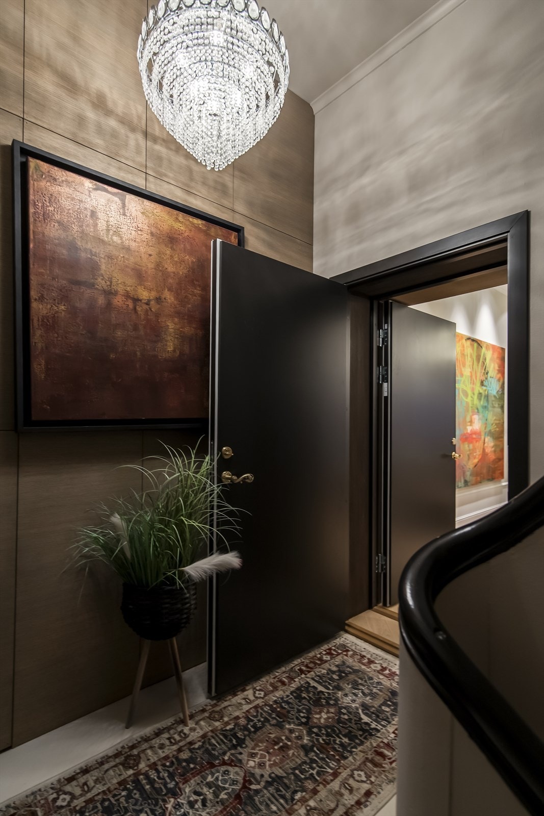 Leiligheten ligger i 1. etasje, med adkomst via en felles trappegang. Galleribilde