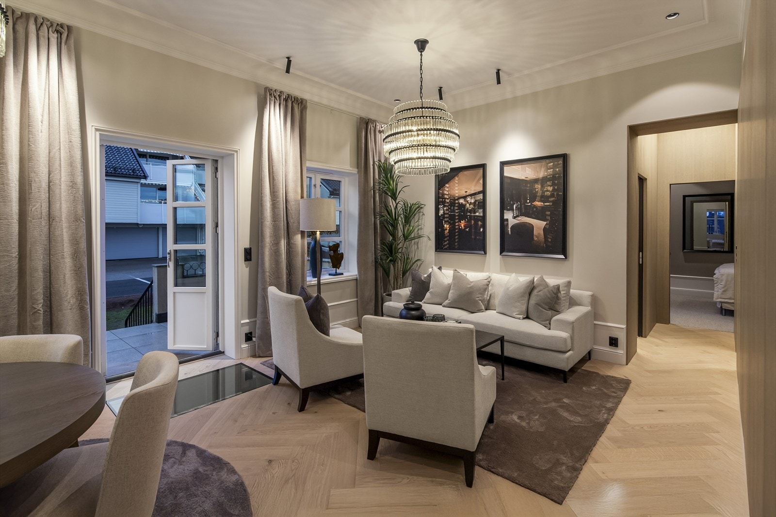 Vinduene inkluderer en tofløyet glassdør til den solrike terrassen, og sommerstid er det deilig å trekke ut for både avslapning og middager i varmen. Galleribilde