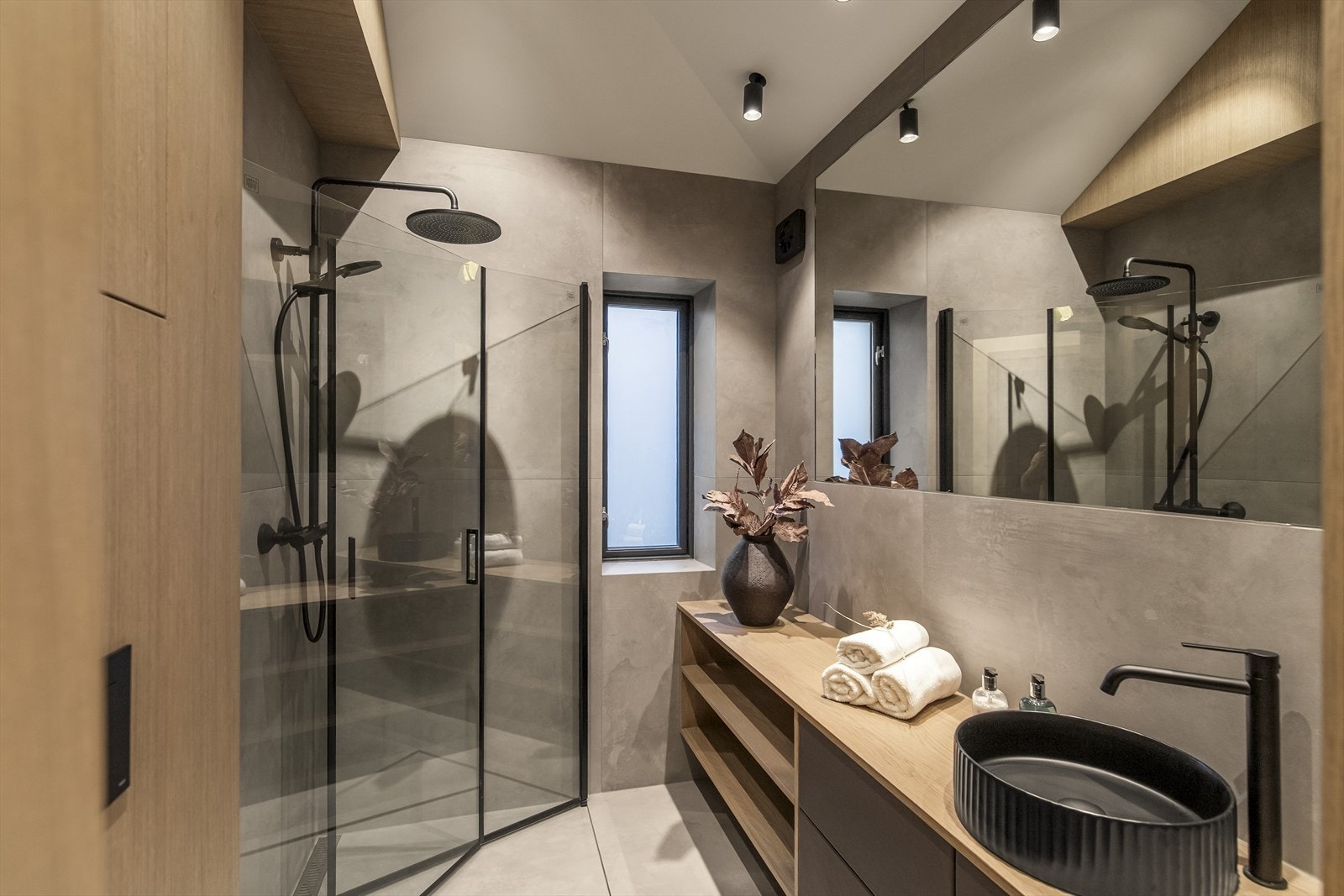 Dagene får en god start på badet, innredet med delikate vegg- og gulvfliser i ulike gråtoner. Galleribilde