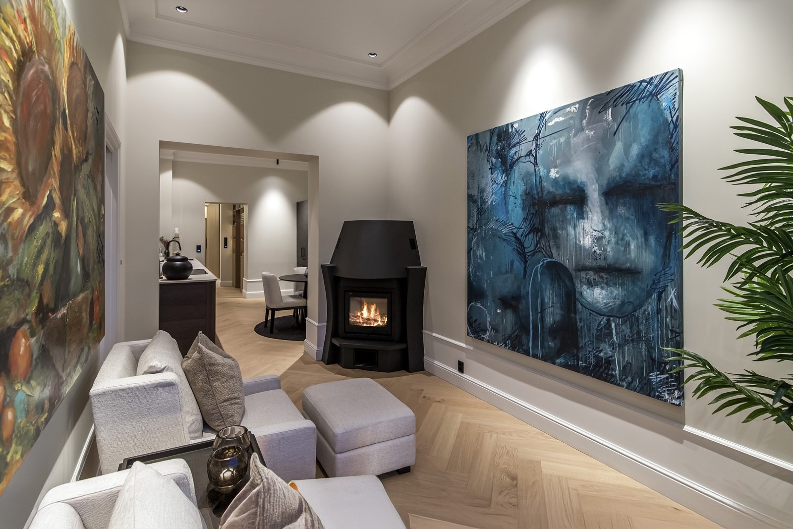 Også her er det god belysning, med diverse spotter montert i taket. Galleribilde