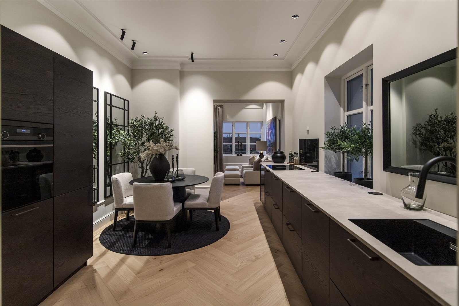 Rommet har bred listedekor både langs gulvet og himlingen. Galleribilde