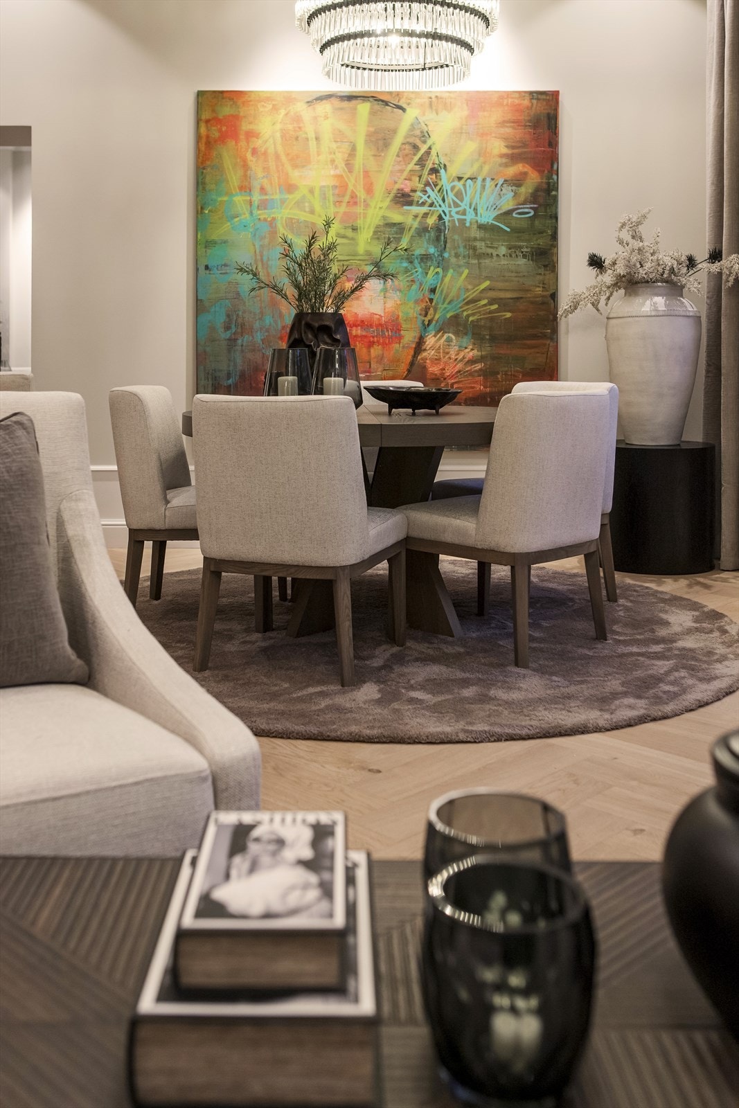 Overflatene er de samme, noe som bidrar til en flytende overgang mellom rommene. Galleribilde