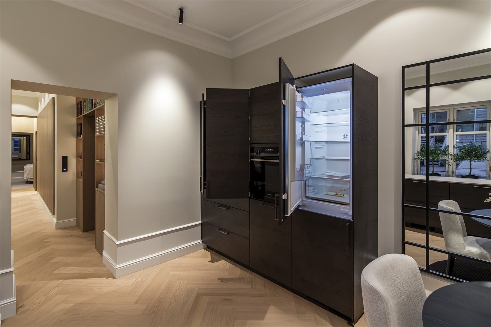 Alle hvitevarene er integrerte, bestående av stekeovn, vinskap, induksjonstopp, oppvaskmaskin og en kombinert kjøl/frys. Galleribilde