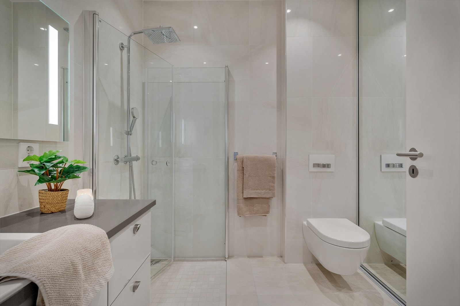 - Helfliset baderom med tidløst farge- og materialvalg - Galleribilde