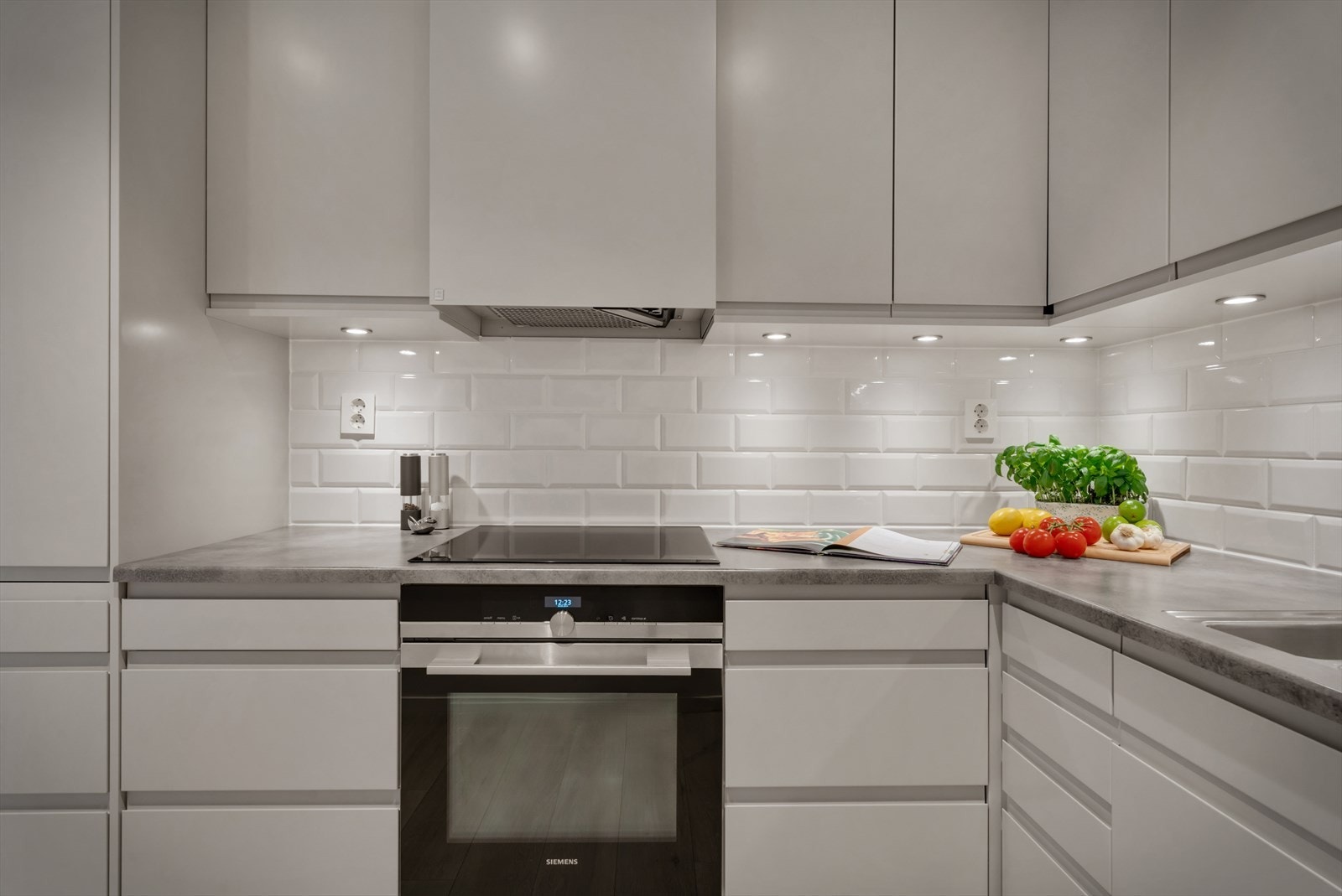 - Downlights under overskap og god bekeplass sørger for optimale arbeidsforhold for kokken - Galleribilde