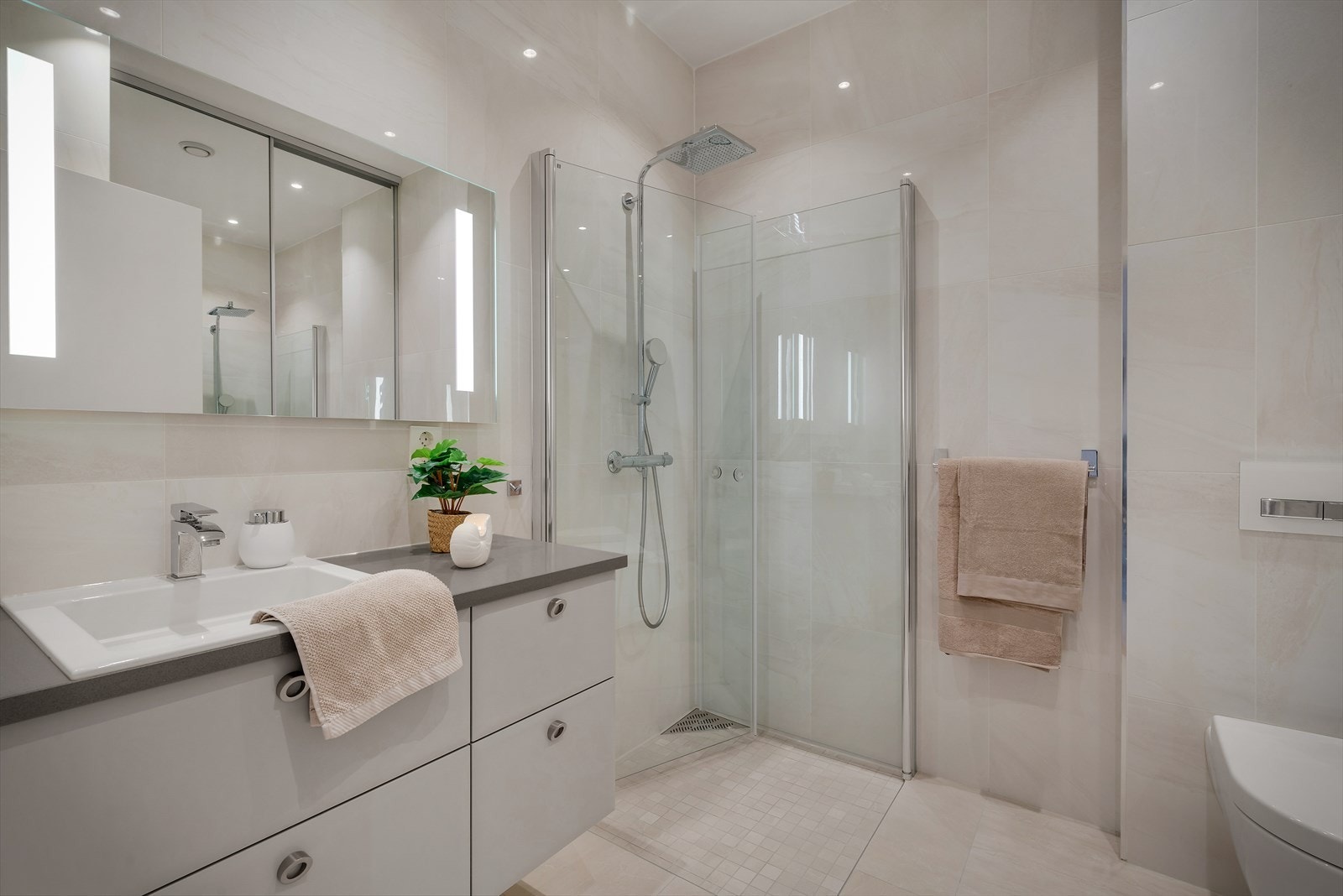 - Badet byr på gode kvaliteter som innfellbare dusjdører, regnfallsdusj og speil med integrert belysning - Galleribilde