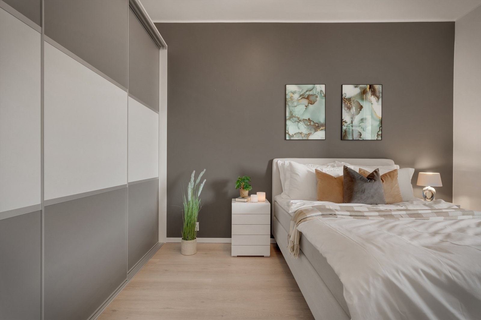 - Garderoben på soverommet er utvidet fra 2 m til 3 m og er en av påkostningene selger har gjort - Galleribilde