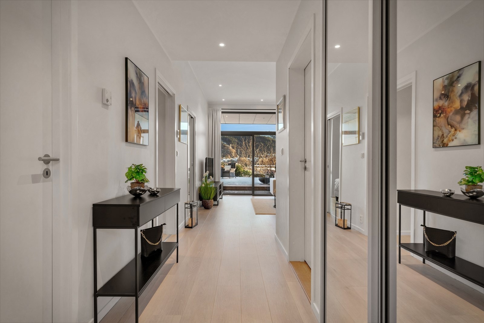 - Langstrakt entré som gir et nydelig førsteinntrykk av leiligheten - Galleribilde