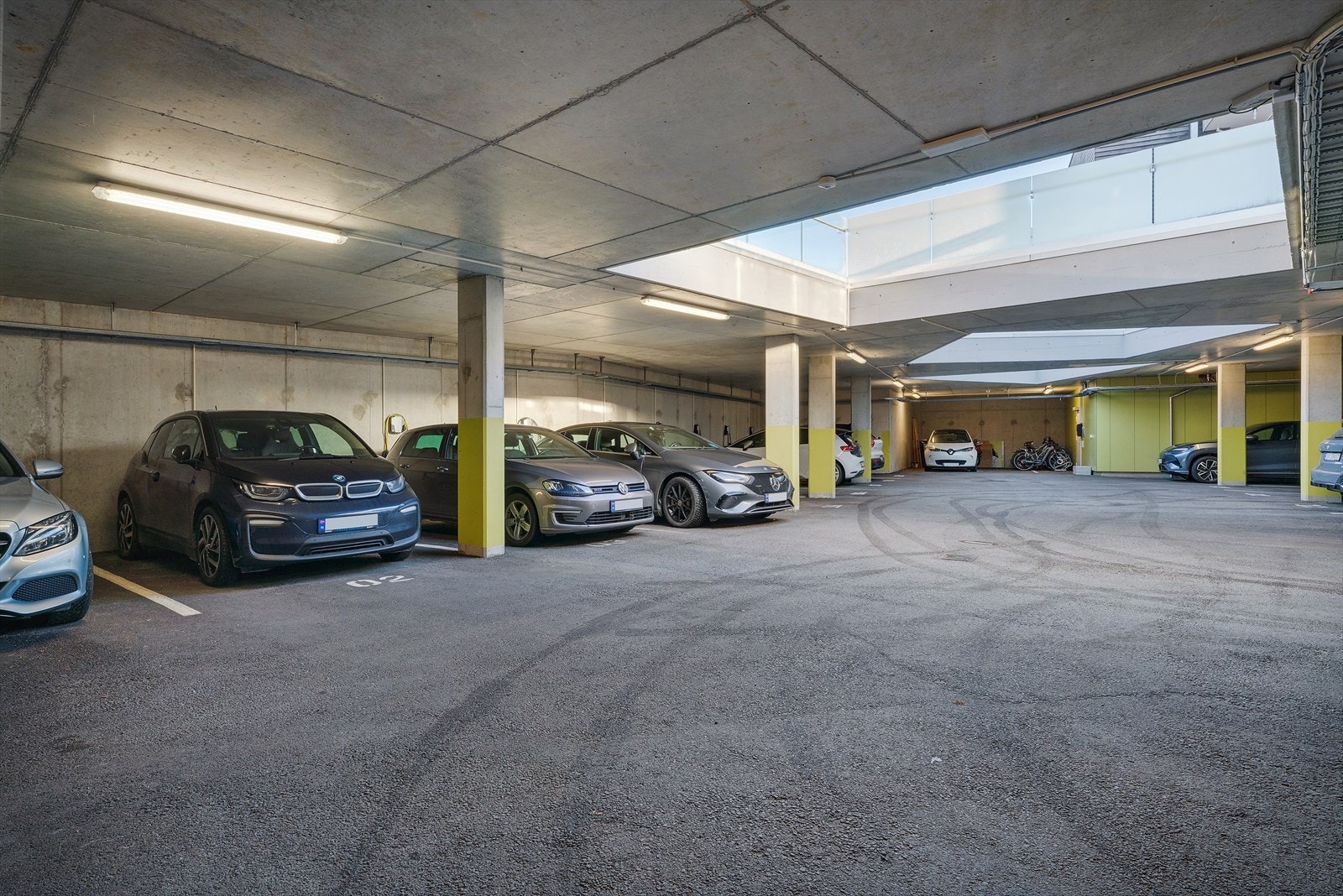 - Leiligheten disponerer en parkeringsplass i sameiets felles garasjeanlegg. Det er montert elbil-lader på parkeringsplassen - Galleribilde