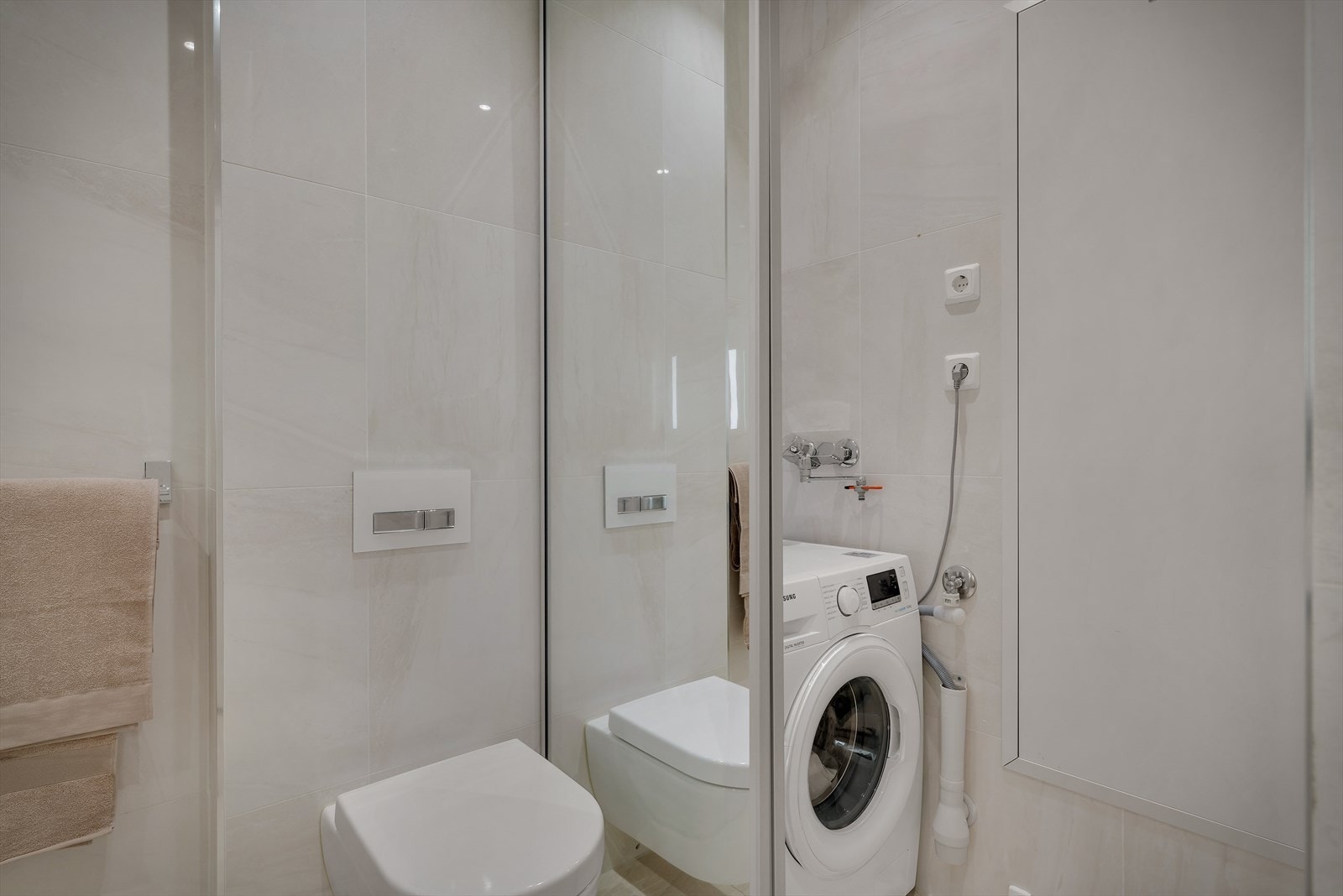 - Nisje med plass til vaskemaskin, tørketrommel og skittentøyskurv er diskret plassert bak speildørene - Galleribilde