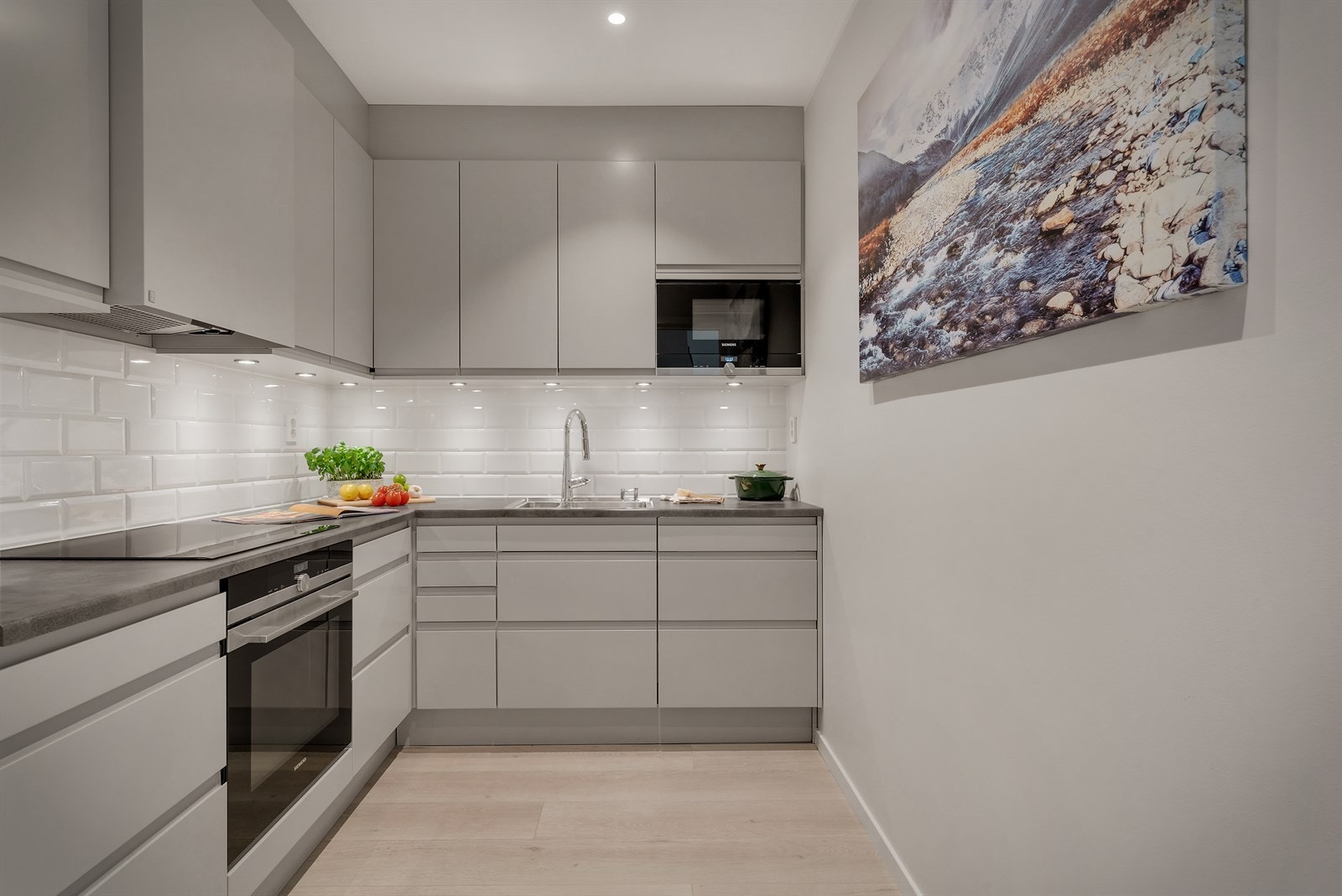 - Kjøkkeninnredningen er levert av kvalitetsleverandøren Sigdal, og har god lagringsplass i dype skuffer og takhøye overskap - Galleribilde