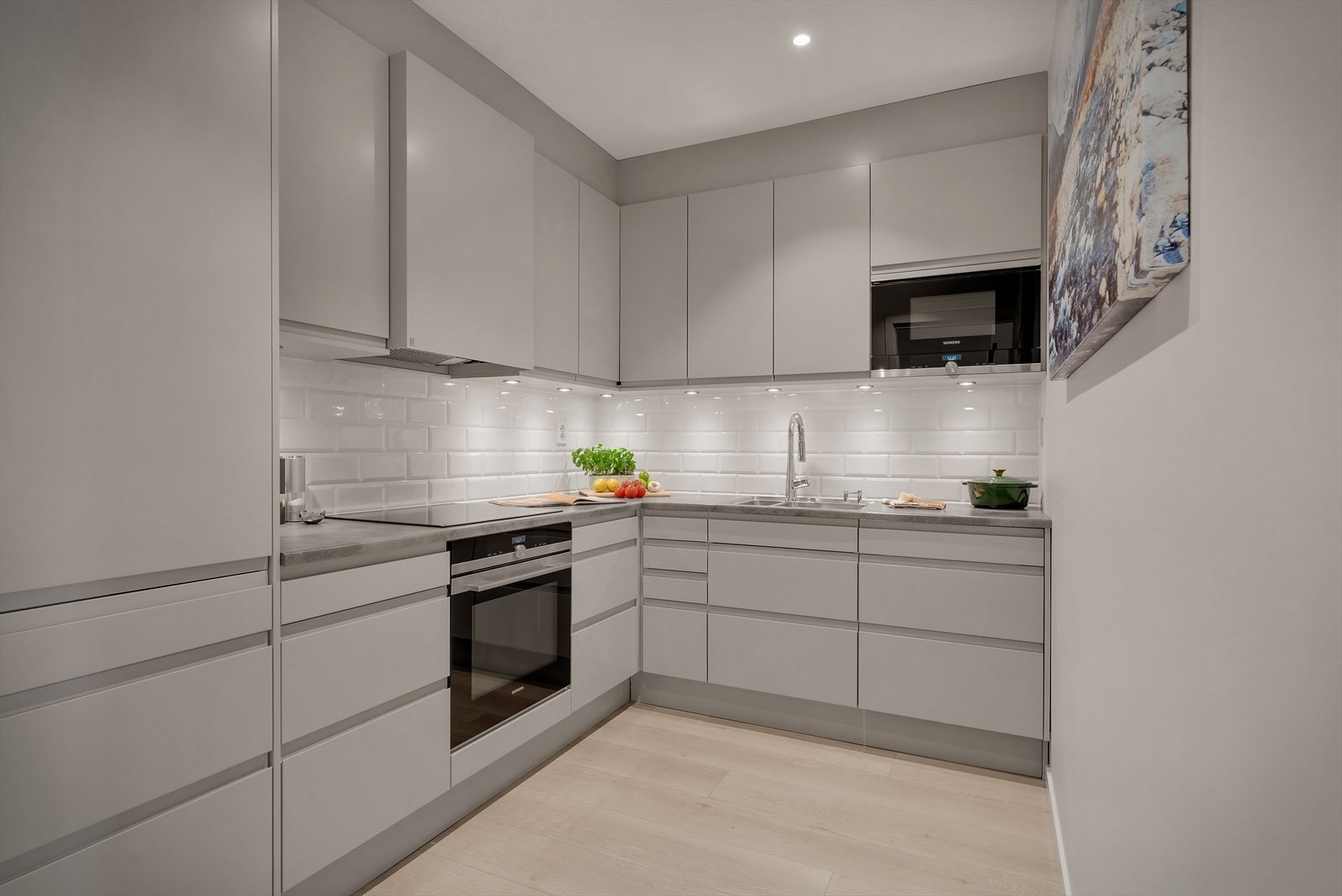 - Kjøkkenet er påkostet utover standard leveranse med mikrobølgeovn, ekstra skap over vask, endret farge samt at alle skap er ført opp til tak - Galleribilde