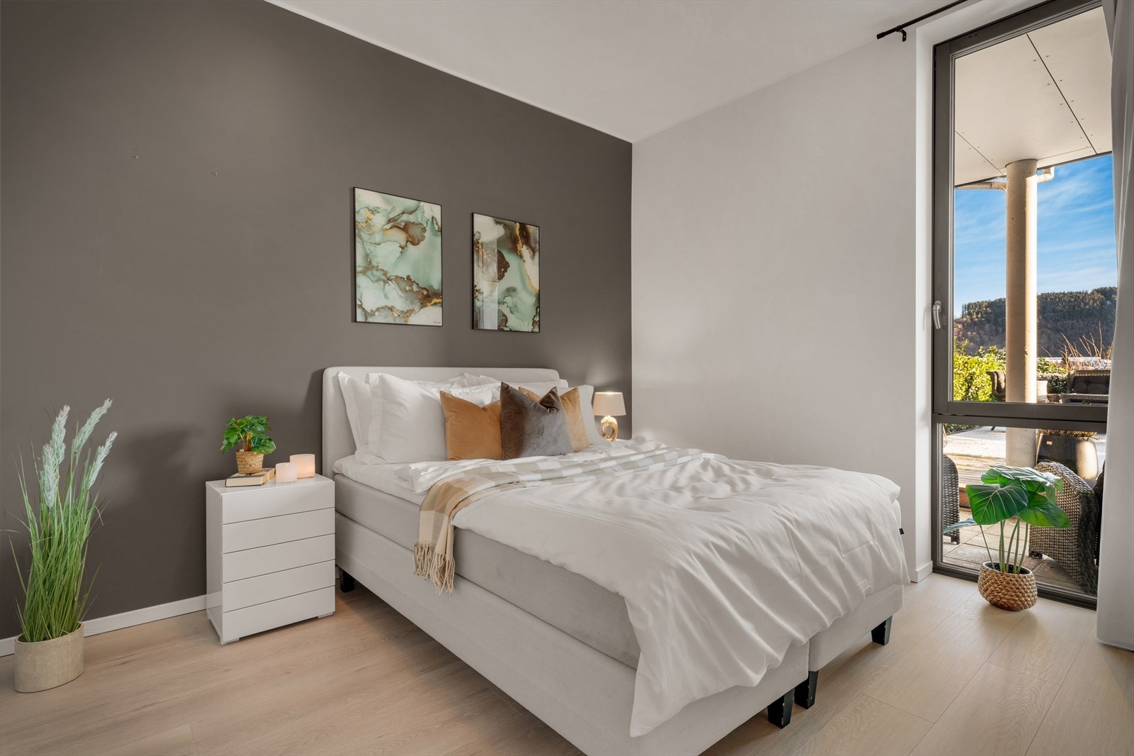 - Soverommet måler 12,5 m², og har god plass til seng i ønsket størrelse og tilhørende møblement - Galleribilde