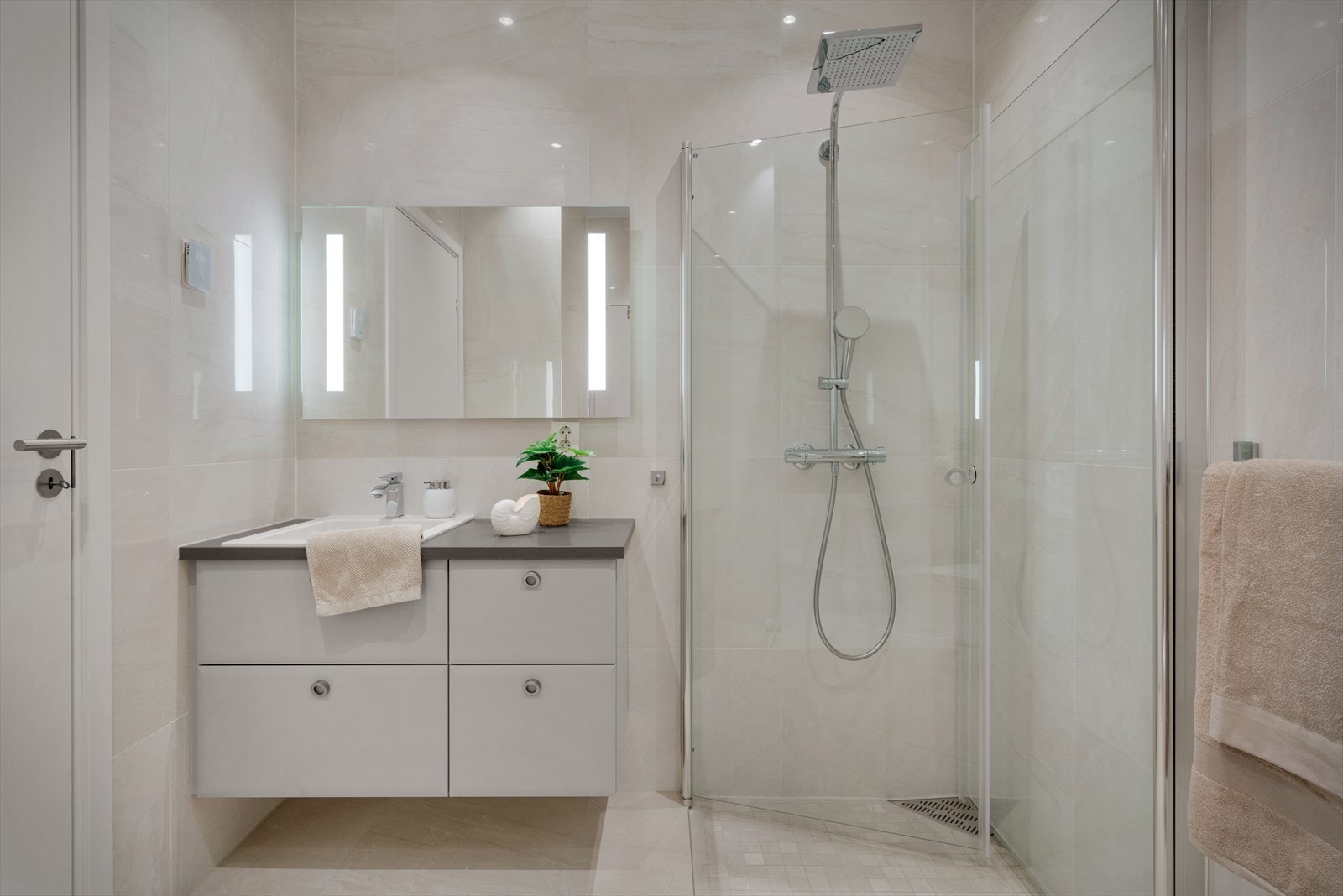 - Det er godt med lagringsplass til hverdagslige ting i servantmøbel - Galleribilde