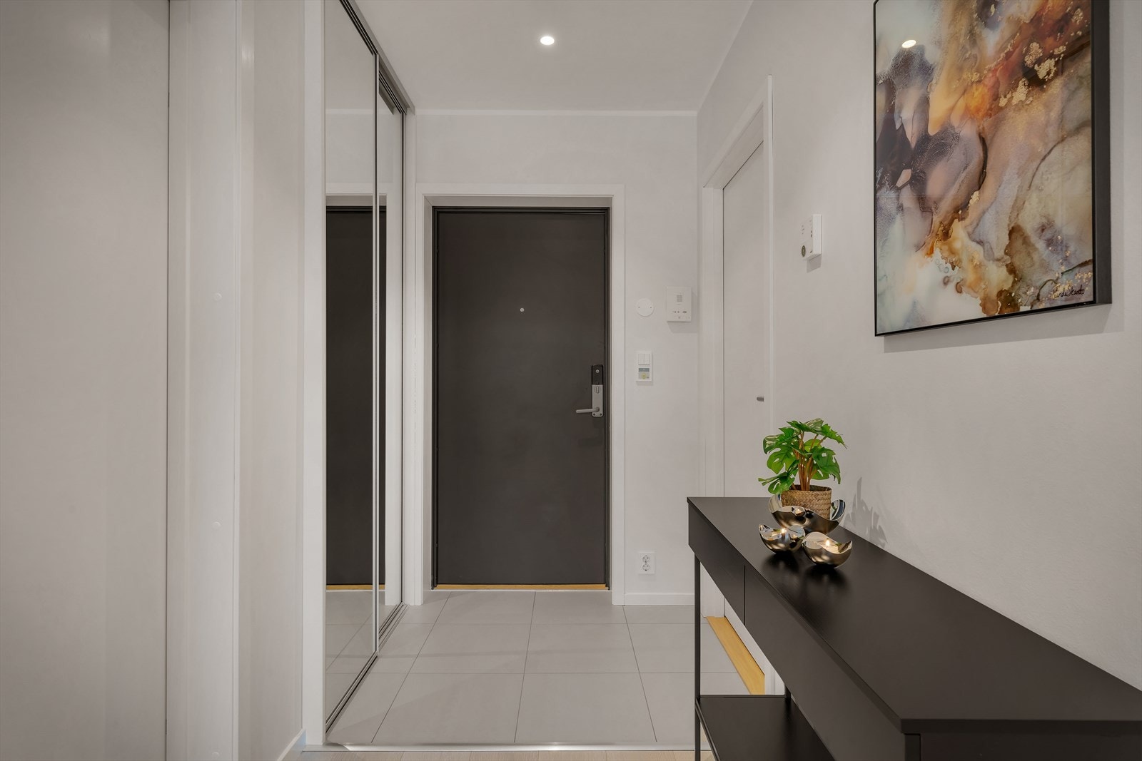 - I entréen har man også en romslig skyvedørsgarderobe for oppbevaring av yttertøy. Merk også at entréen er delvis flislagt samt kodelås på dør - Galleribilde