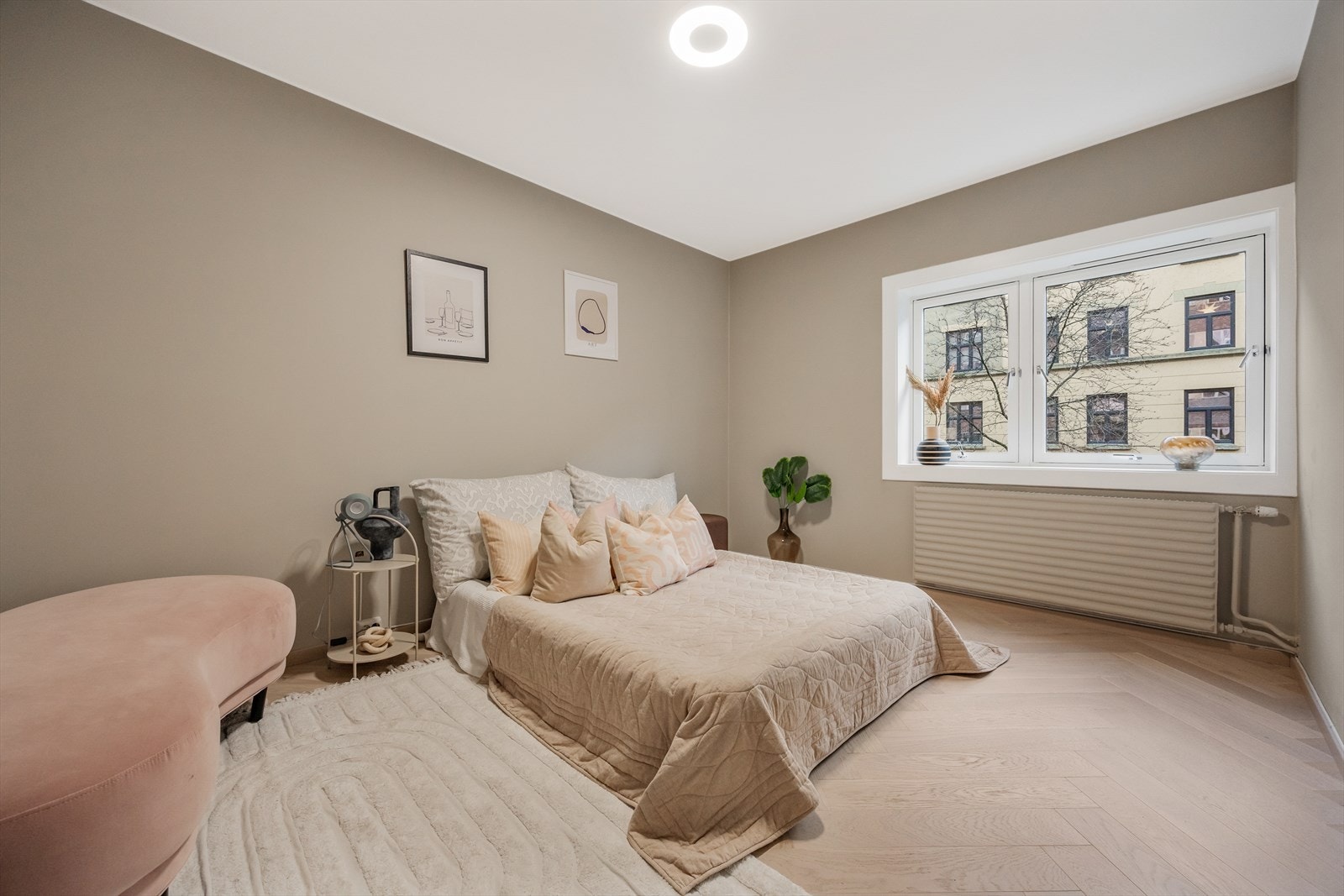 Også her er det parkett på gulvet og nylig malte vegger fra renoveringen i 2025. Galleribilde