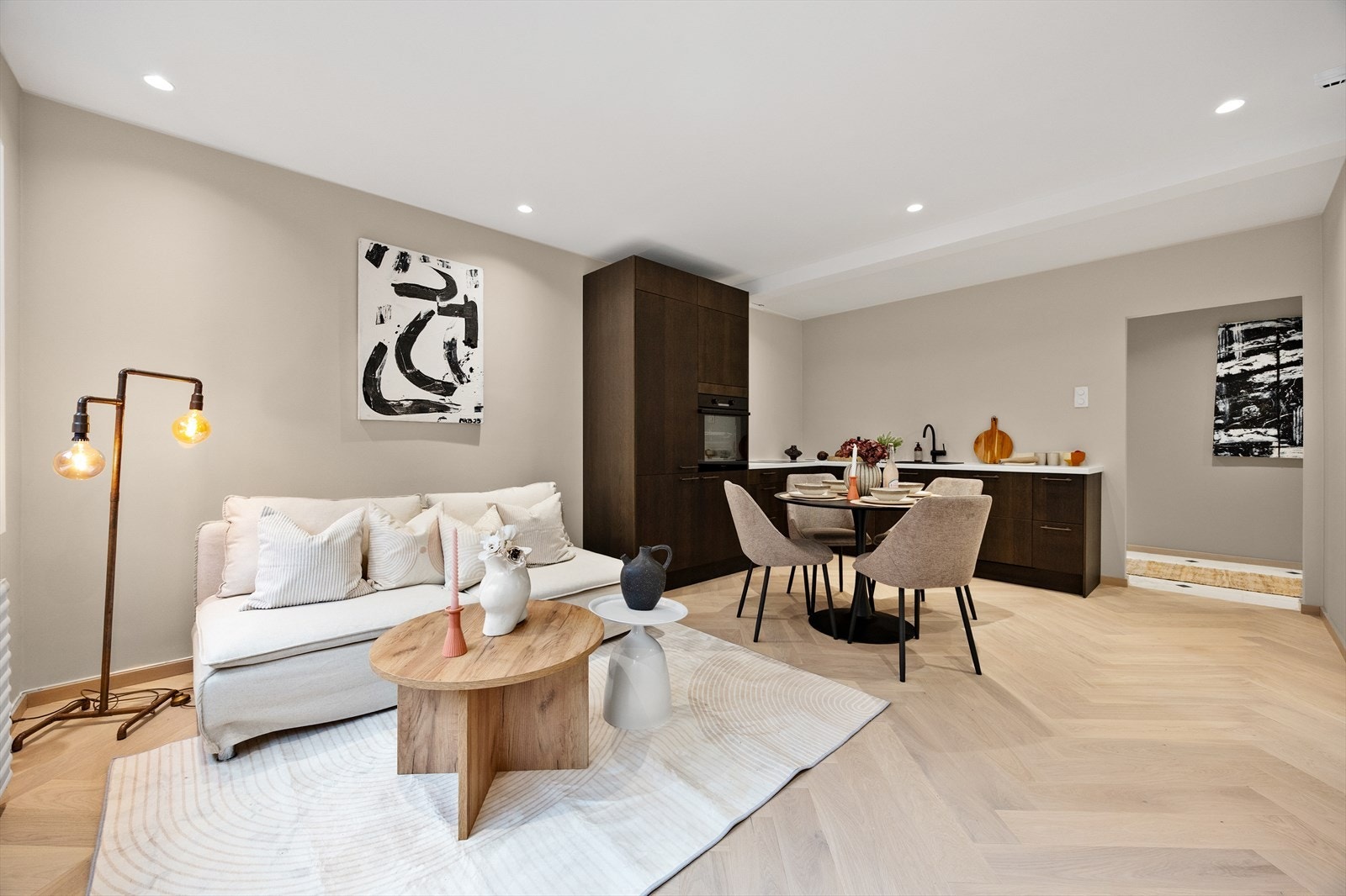 Oppvarming via radiatorer tilknyttet felles fjernvarmeanlegg sikrer jevn temperatur. Galleribilde