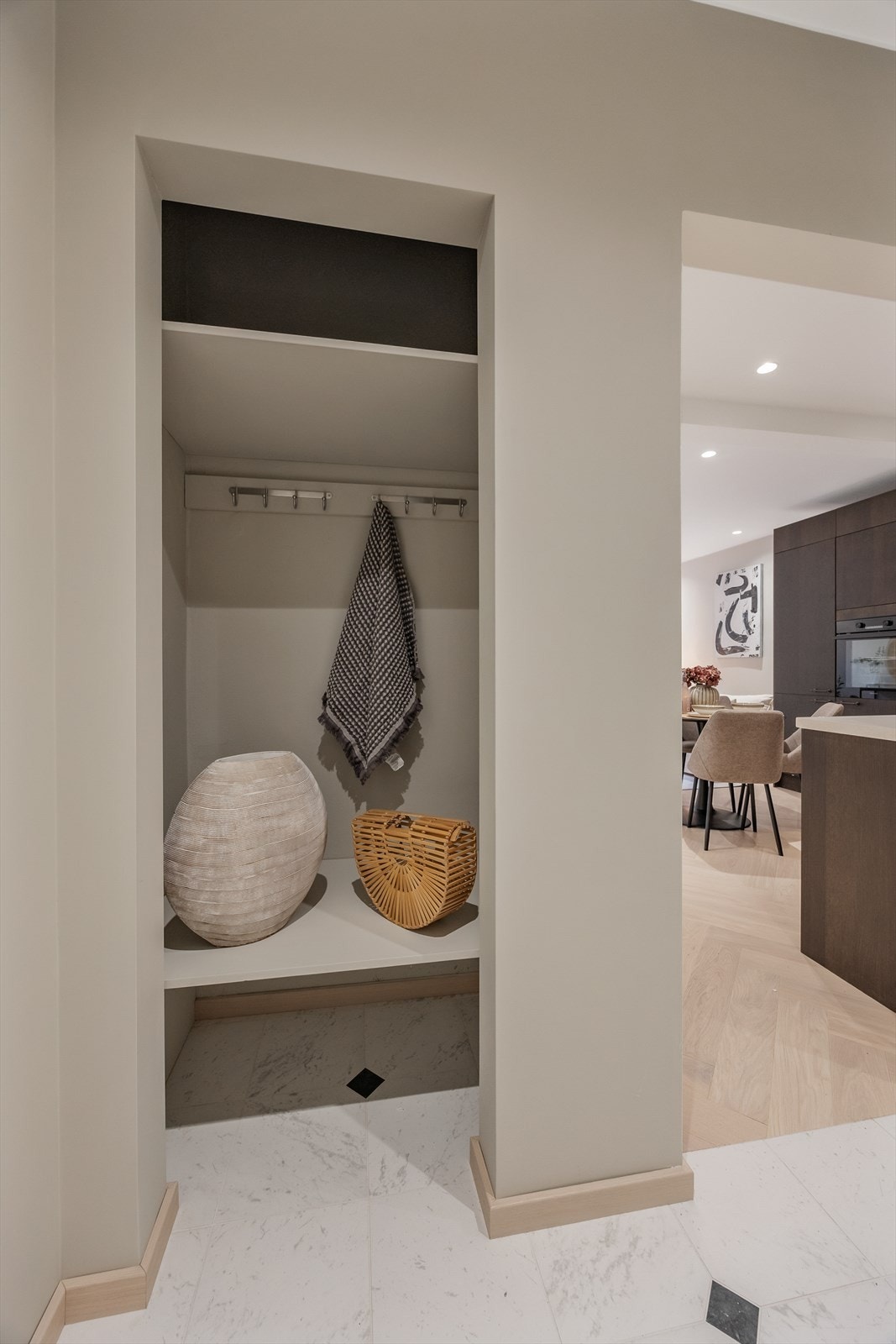 Praktisk nisje for oppbevaring av yttertøy og sko i tilknytning til entréen. Galleribilde