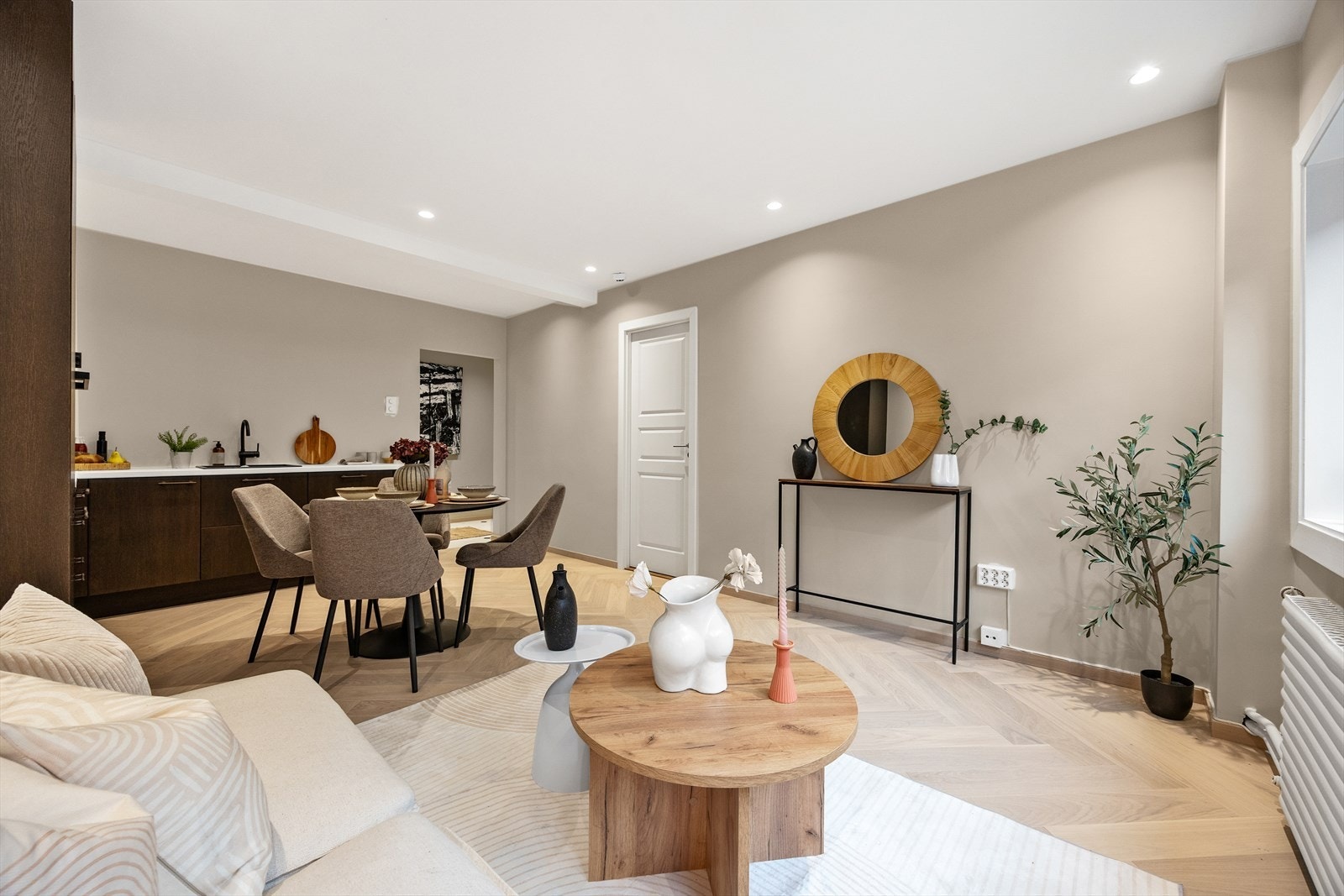 Den åpne planløsningen gir fleksible møbleringsmuligheter og en sosial sone. Galleribilde