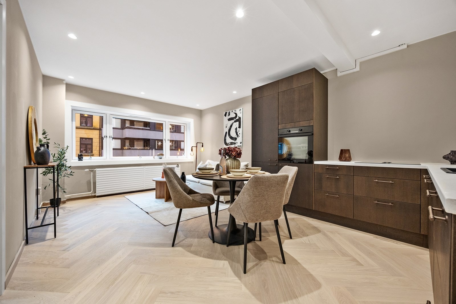 Et helhetlig bilde av det sosiale allrommet med plass til både sofagruppe og spisebord. Galleribilde