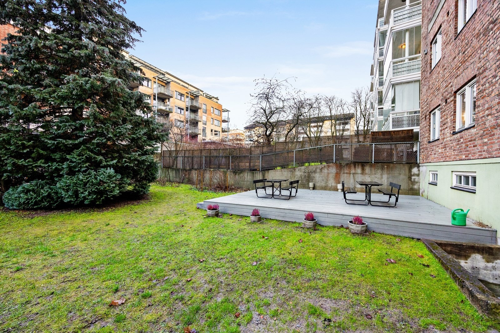 Bygården har felles, opparbeidede uteområder med platting og plen. Galleribilde