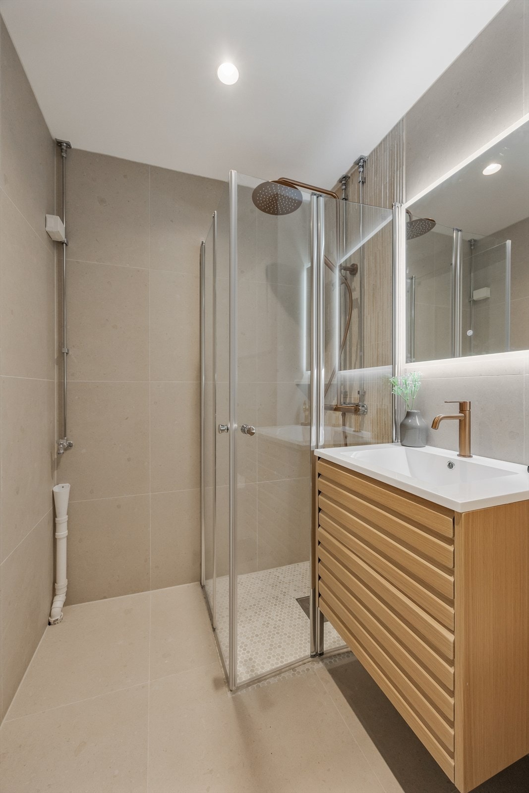 Her finnes et dusjhjørne med inn- og utadslående dører, samt opplegg for vaskemaskin. Galleribilde