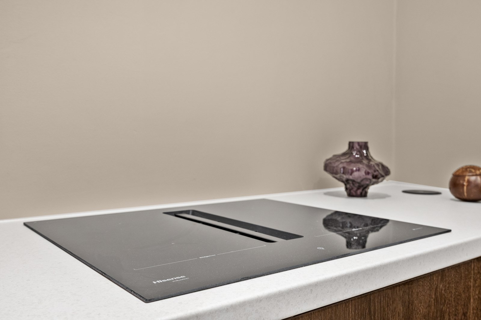 Integrert platetopp med ventilator, samt komfyrvakt for ekstra sikkerhet. Galleribilde