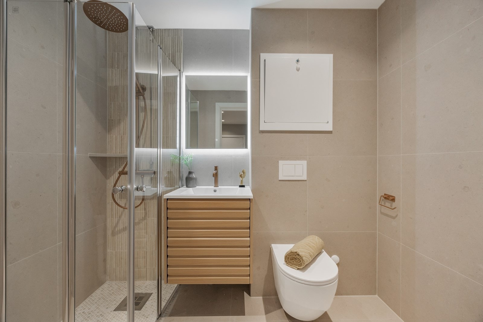 Nytt bad fra 2025 med moderne fliser på gulv og vegger, samt varmekabler i gulvet. Galleribilde