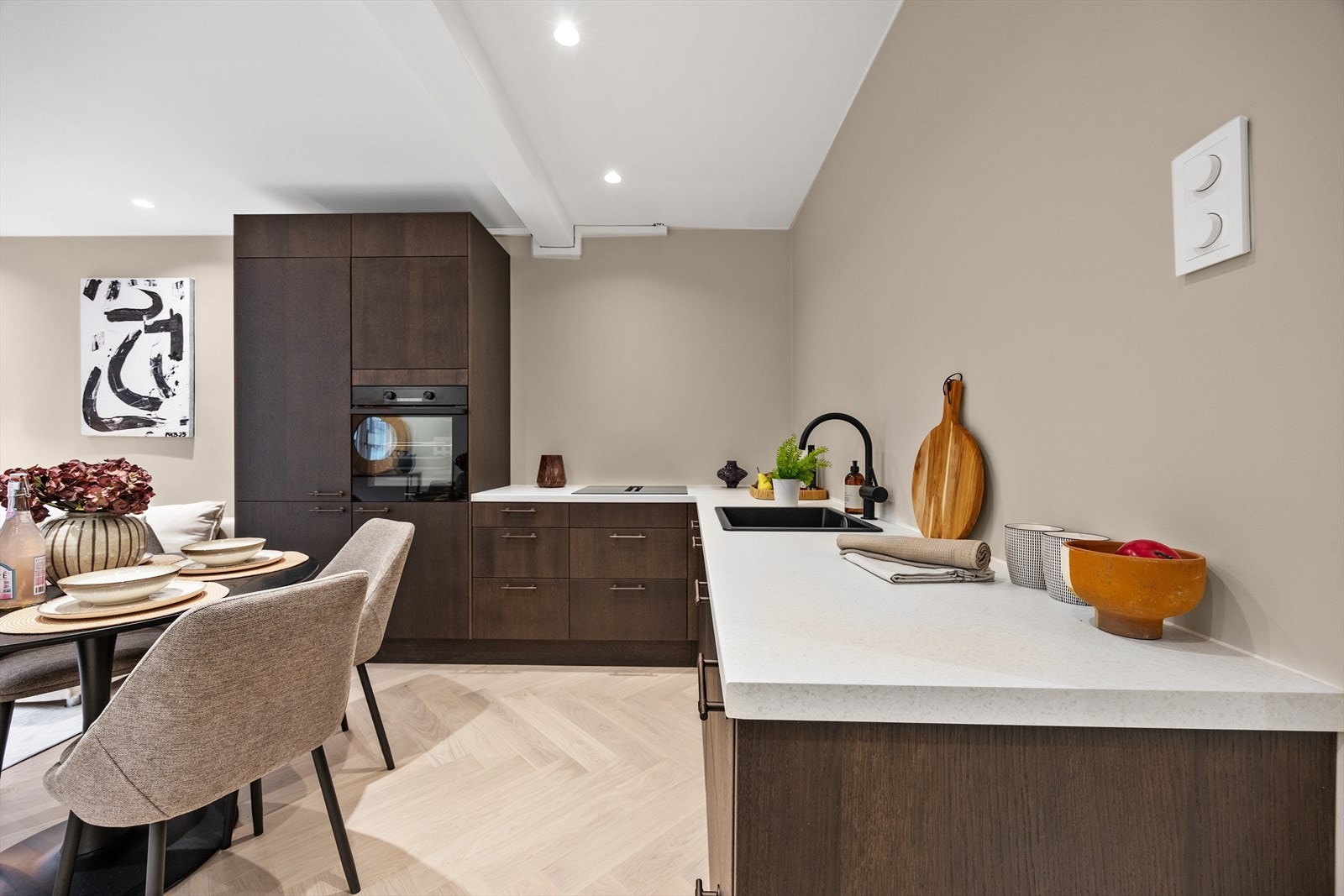 Leiligheten er gjennomgående renovert i 2025 og har en åpen løsning mellom stue og kjøkken. Galleribilde