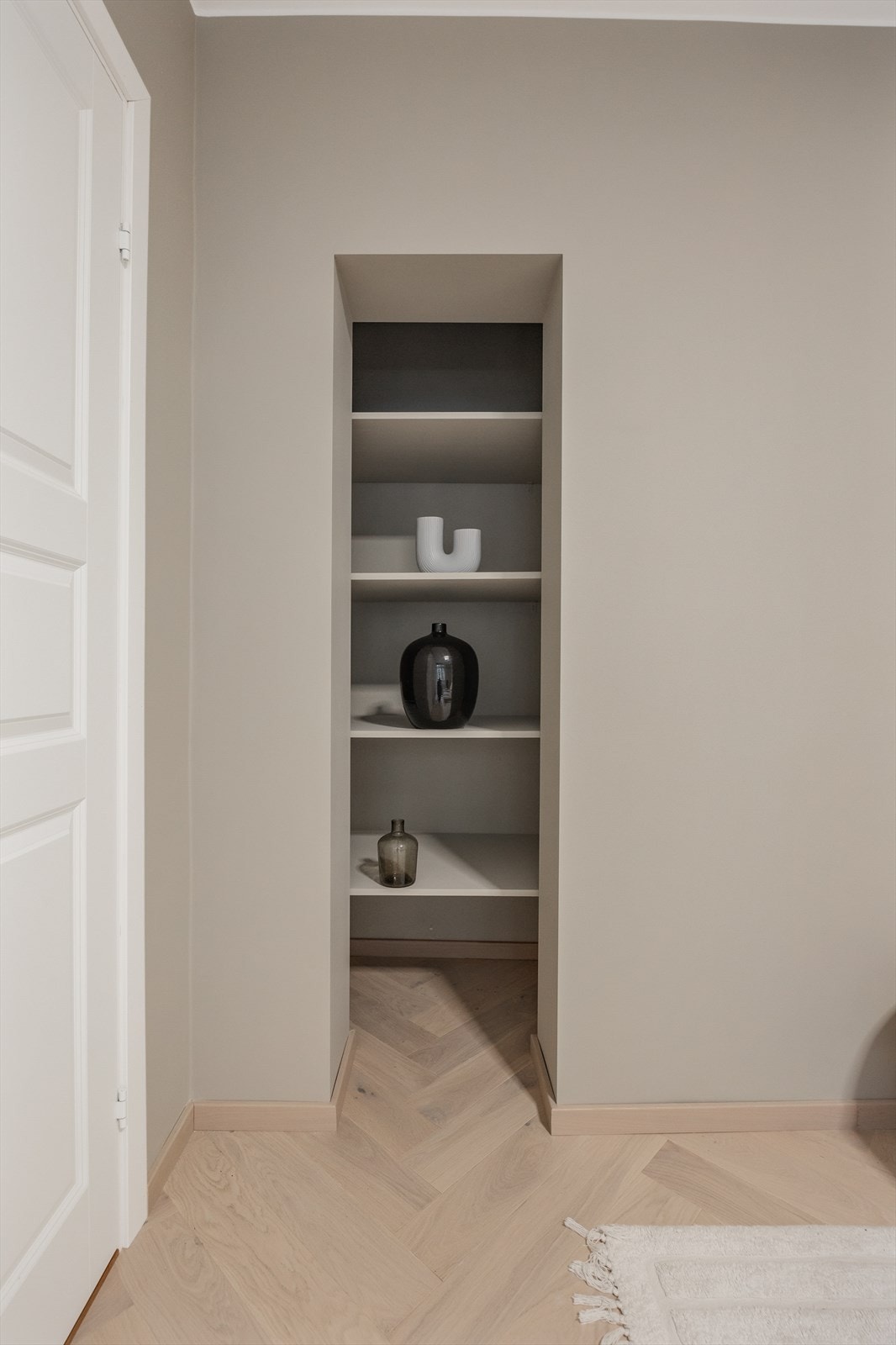 En smart, innebygd hylleløsning gir mulighet for ekstra oppbevaring eller dekor. Galleribilde