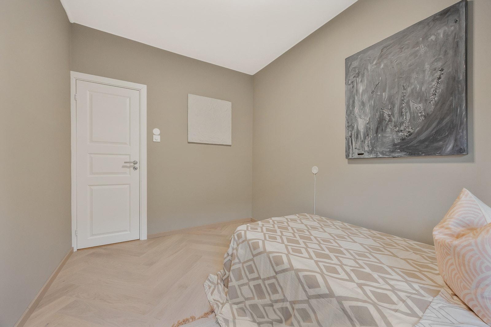 Soverom 2 har god plass til garderobesløning. Galleribilde